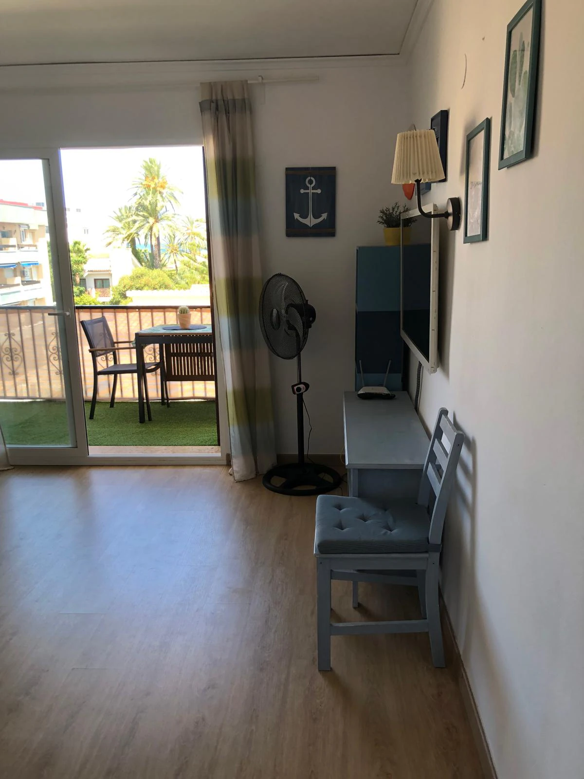 Apartamento tipo ático en tercera y última planta con vistas al mar.
