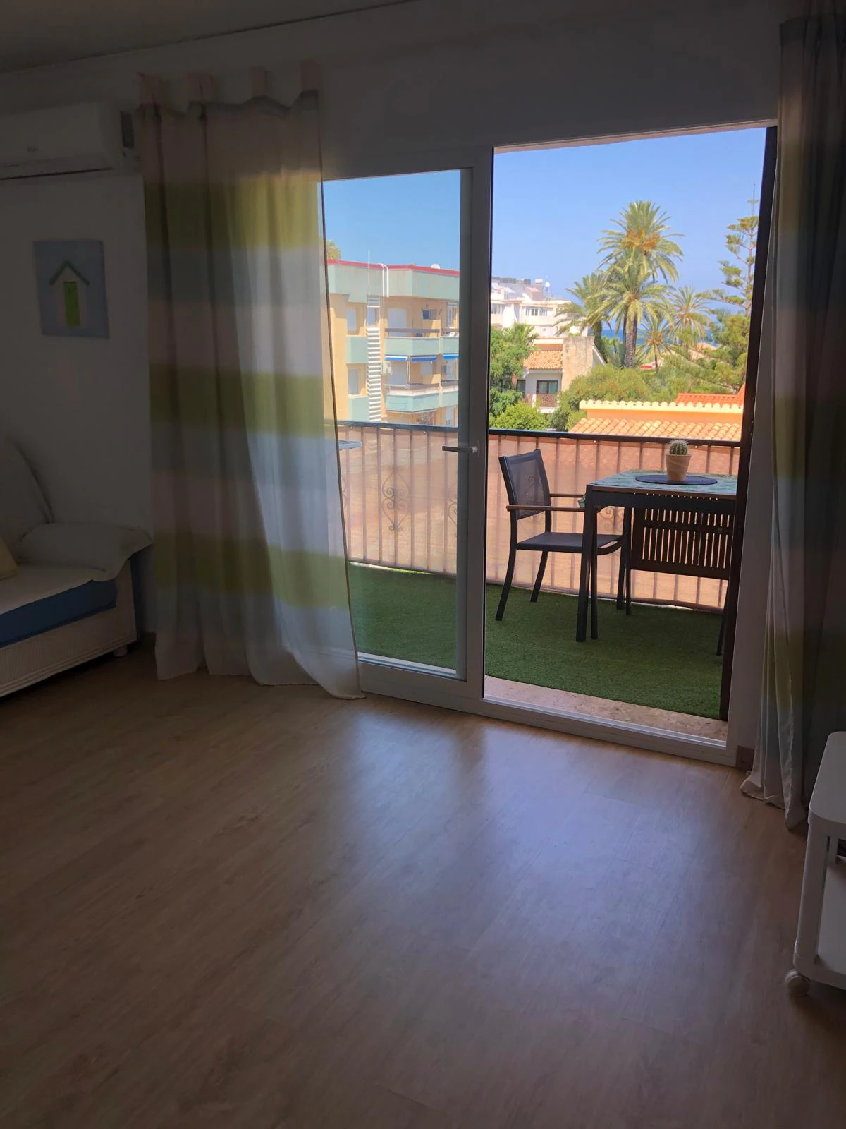 Apartamento tipo ático en tercera y última planta con vistas al mar.