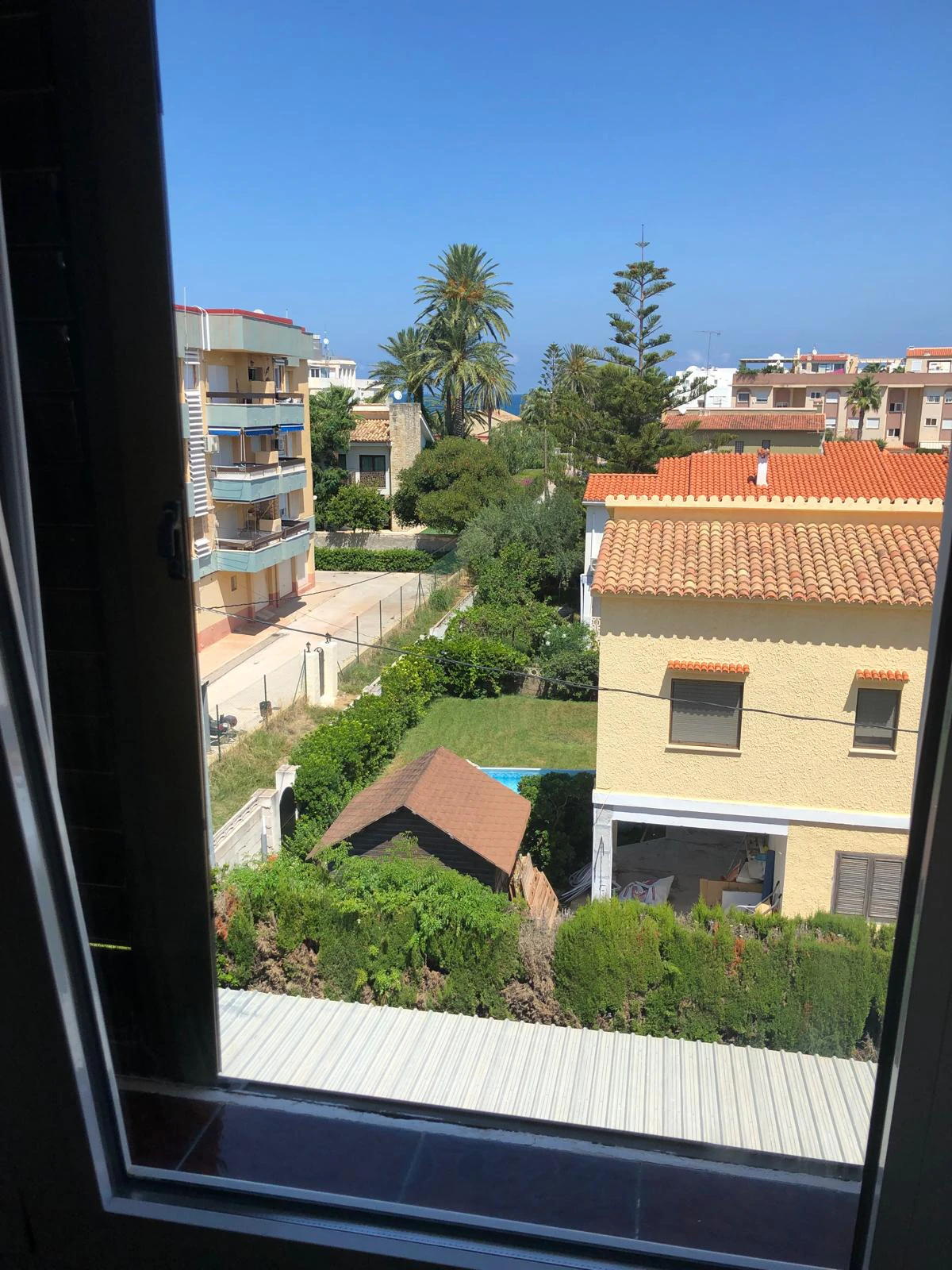 Apartamento tipo ático en tercera y última planta con vistas al mar.