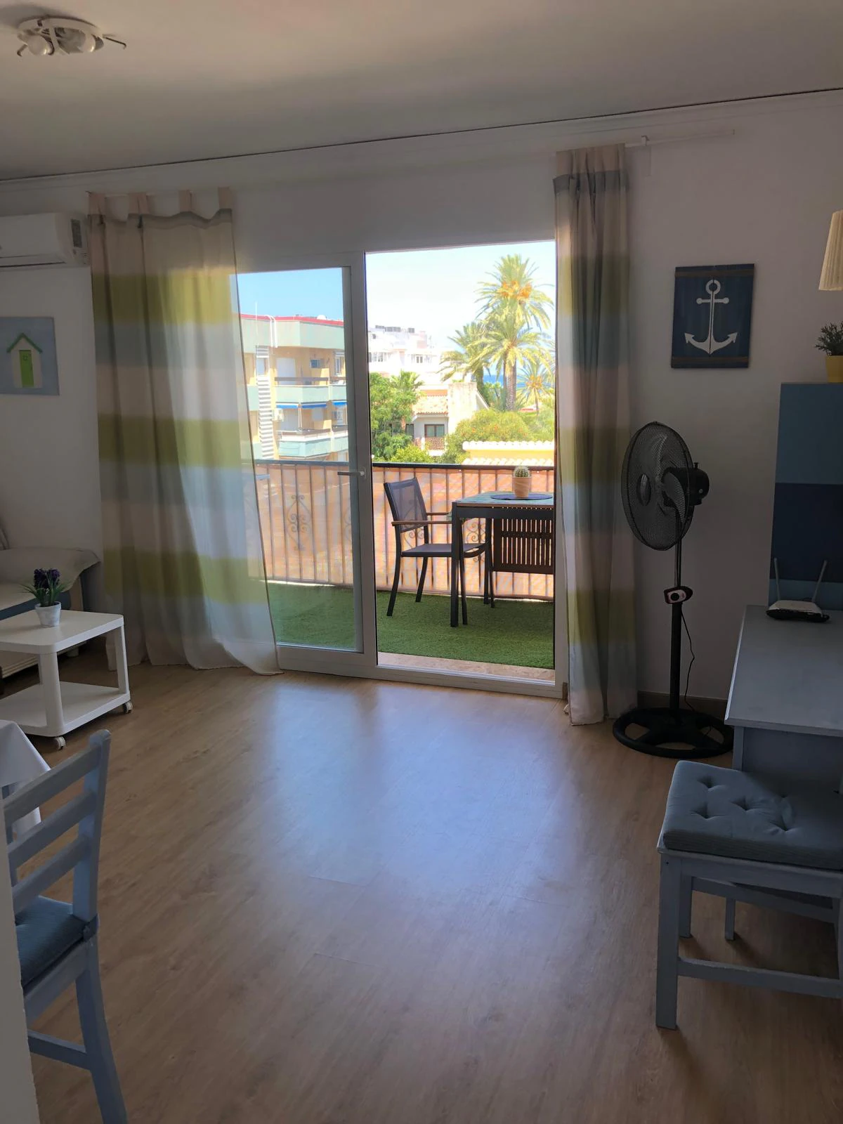 Apartamento tipo ático en tercera y última planta con vistas al mar.