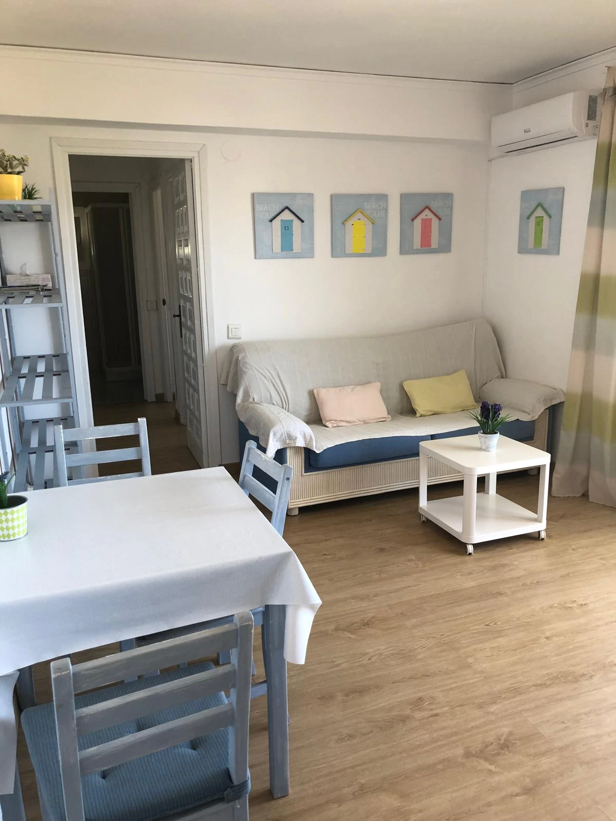 Apartamento tipo ático en tercera y última planta con vistas al mar.