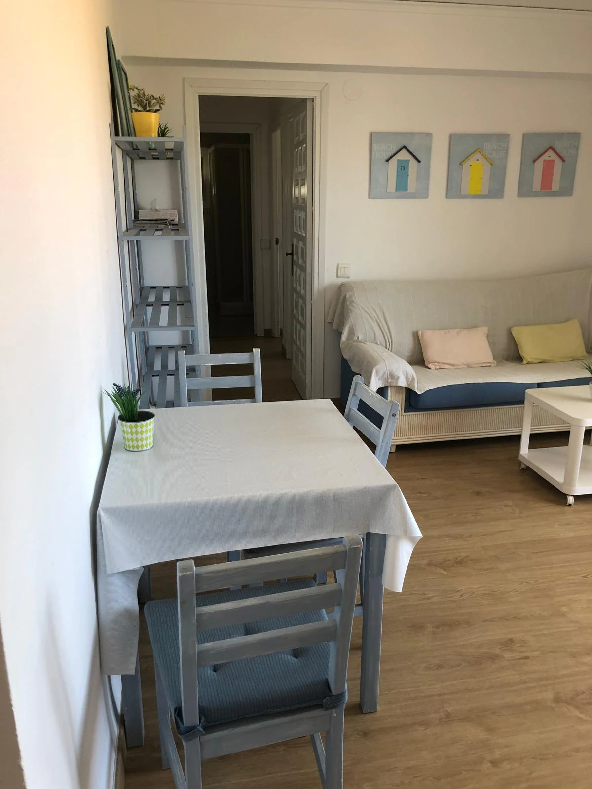 Apartamento tipo ático en tercera y última planta con vistas al mar.