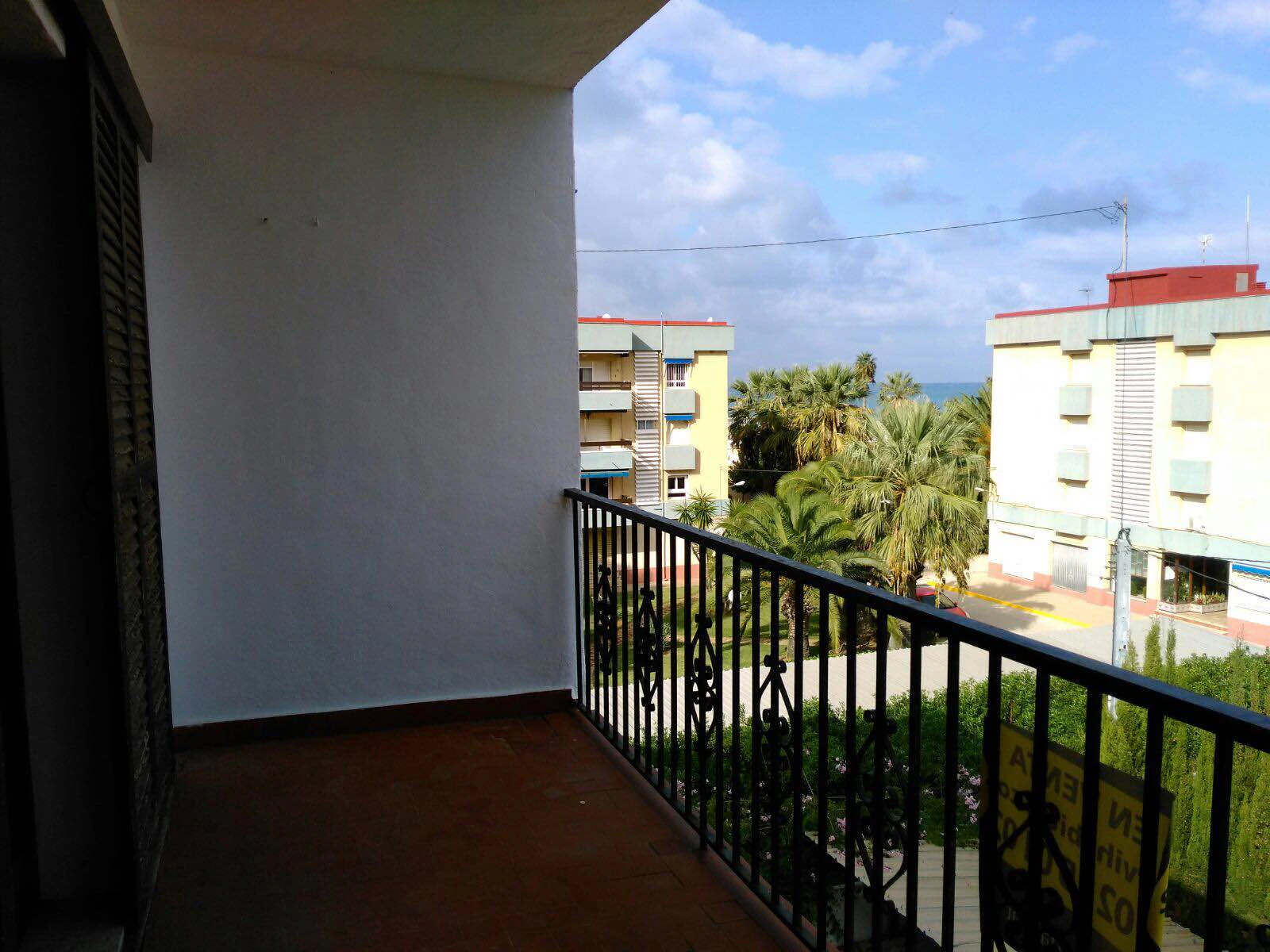 Apartamento tipo ático en tercera y última planta con vistas al mar.