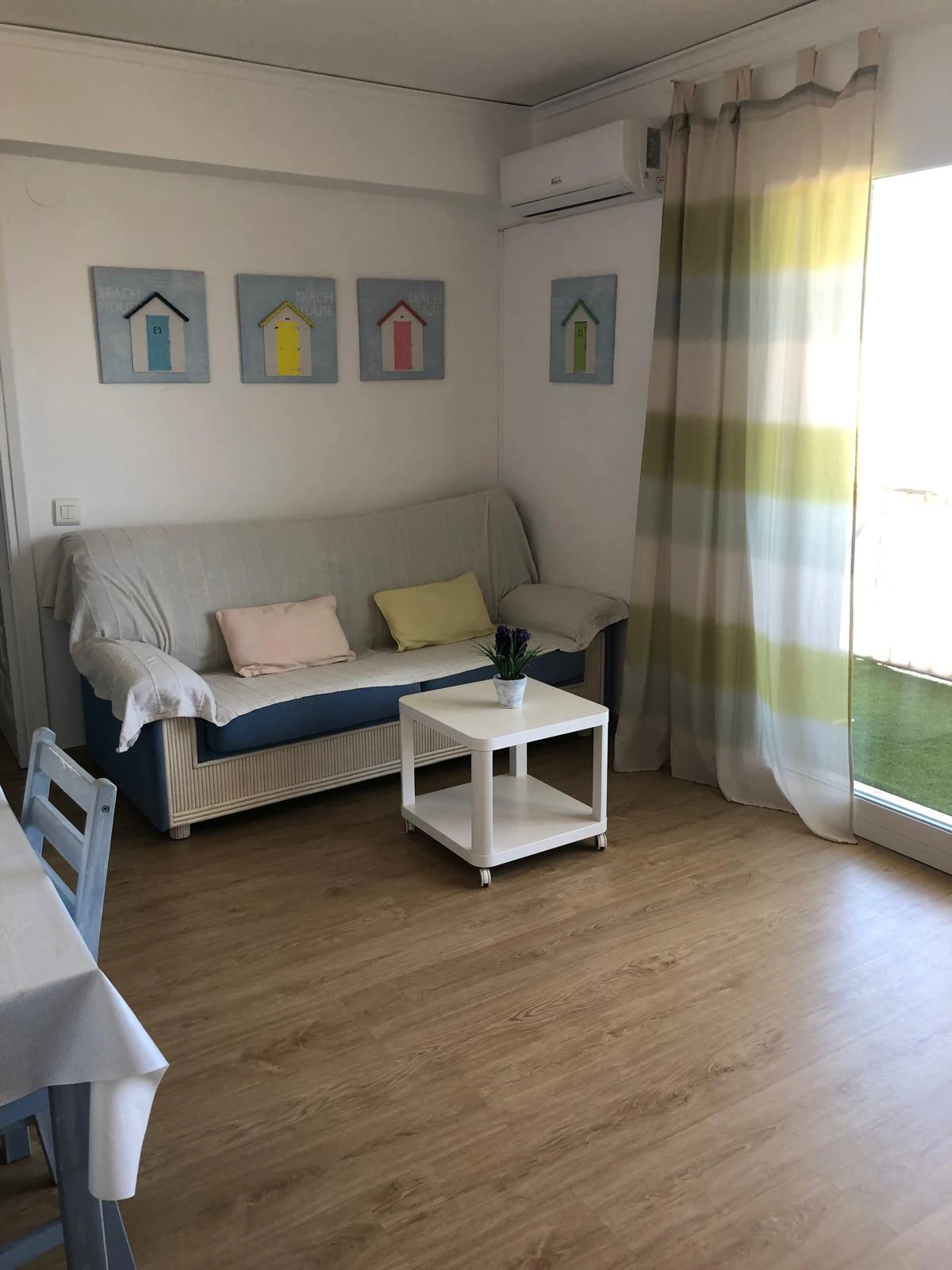 Apartamento tipo ático en tercera y última planta con vistas al mar.