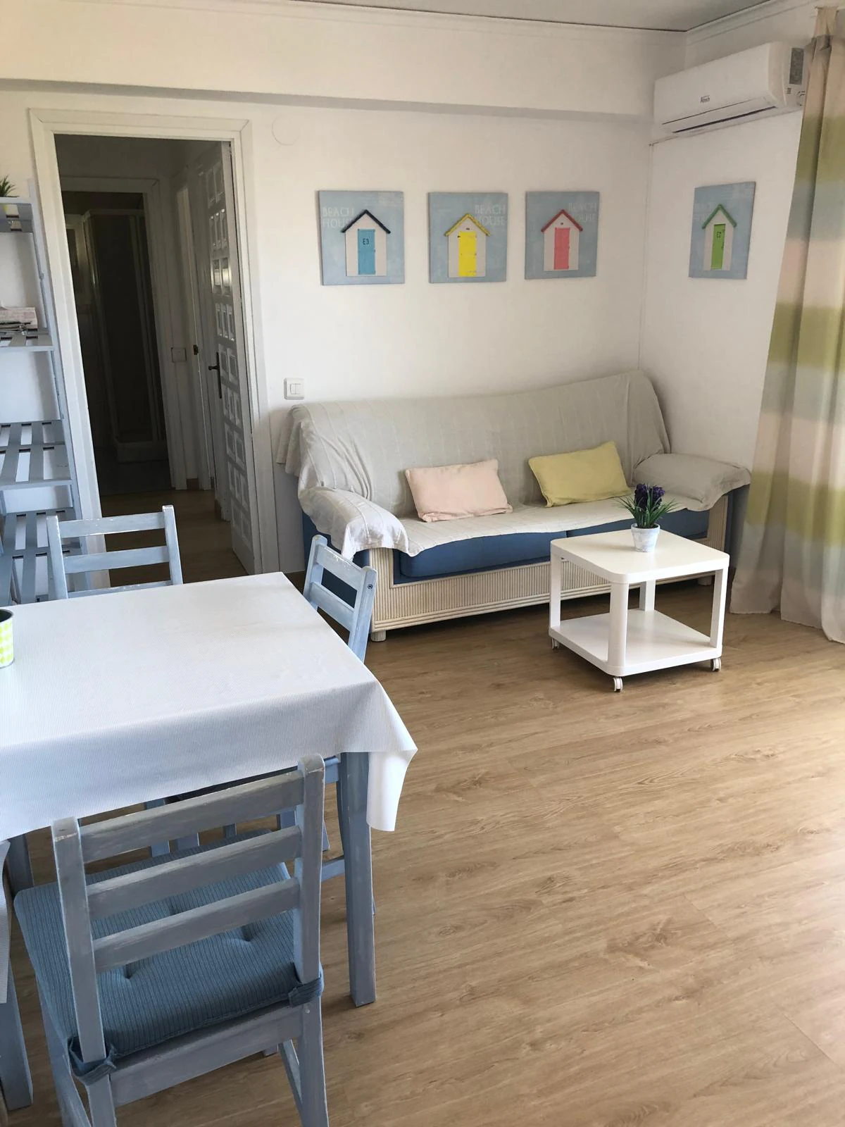 Apartamento tipo ático en tercera y última planta con vistas al mar.