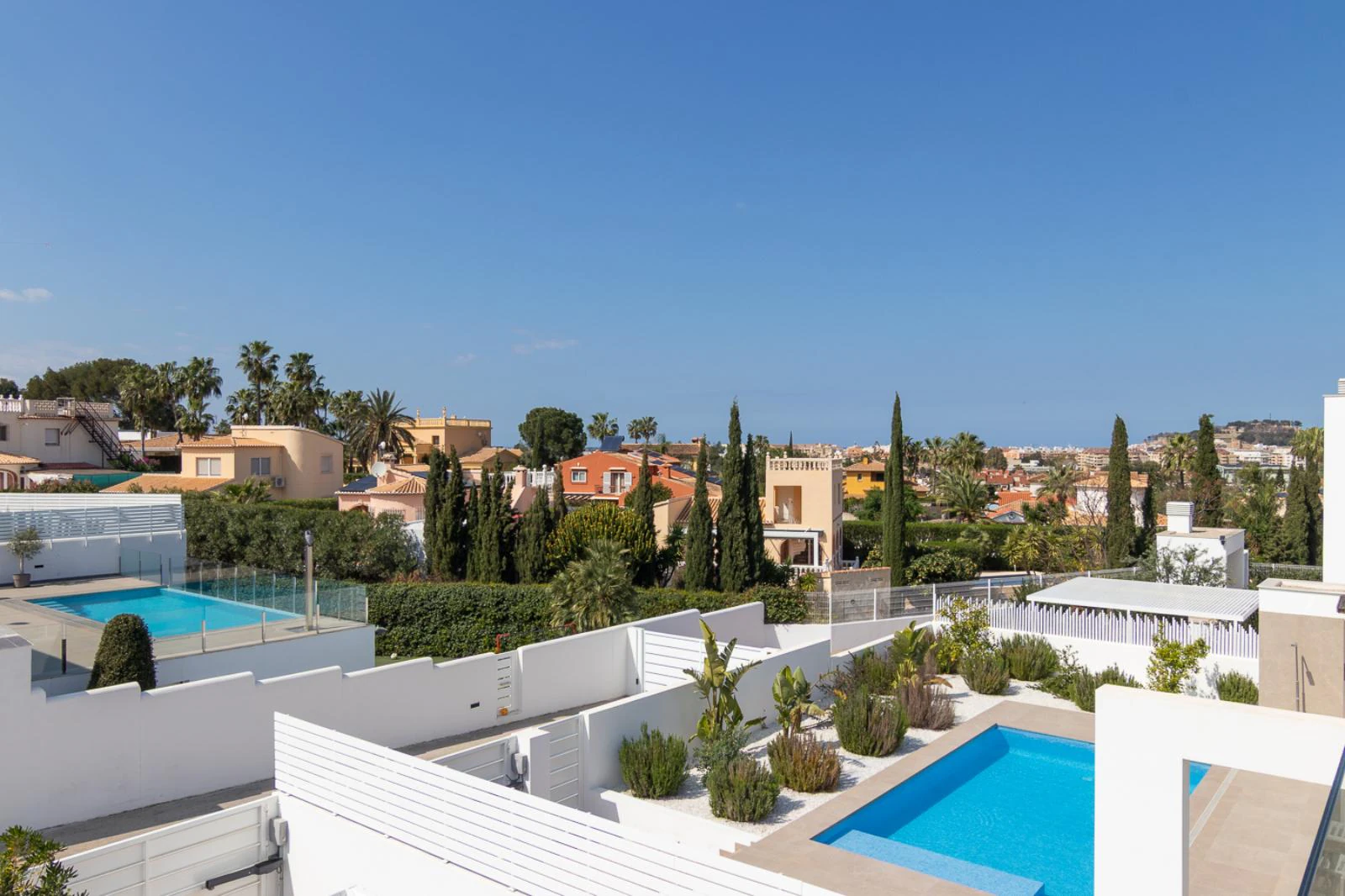 Villa moderna con vistas al mar y montaña en Denia