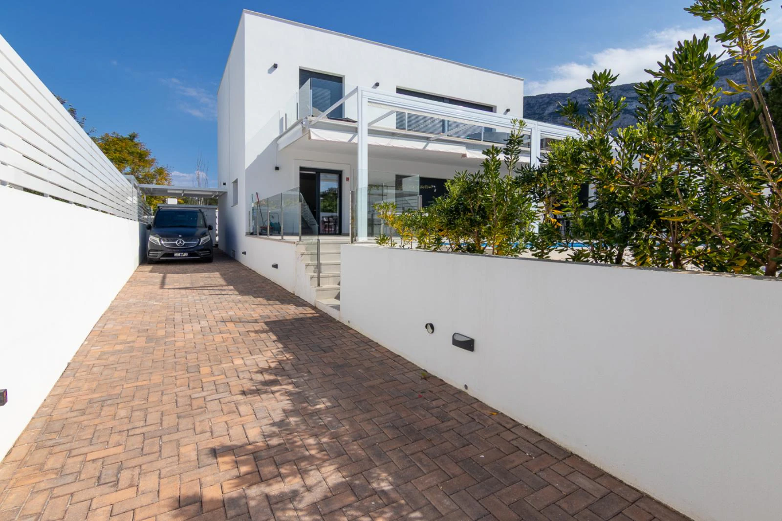 Villa moderna con vistas al mar y montaña en Denia