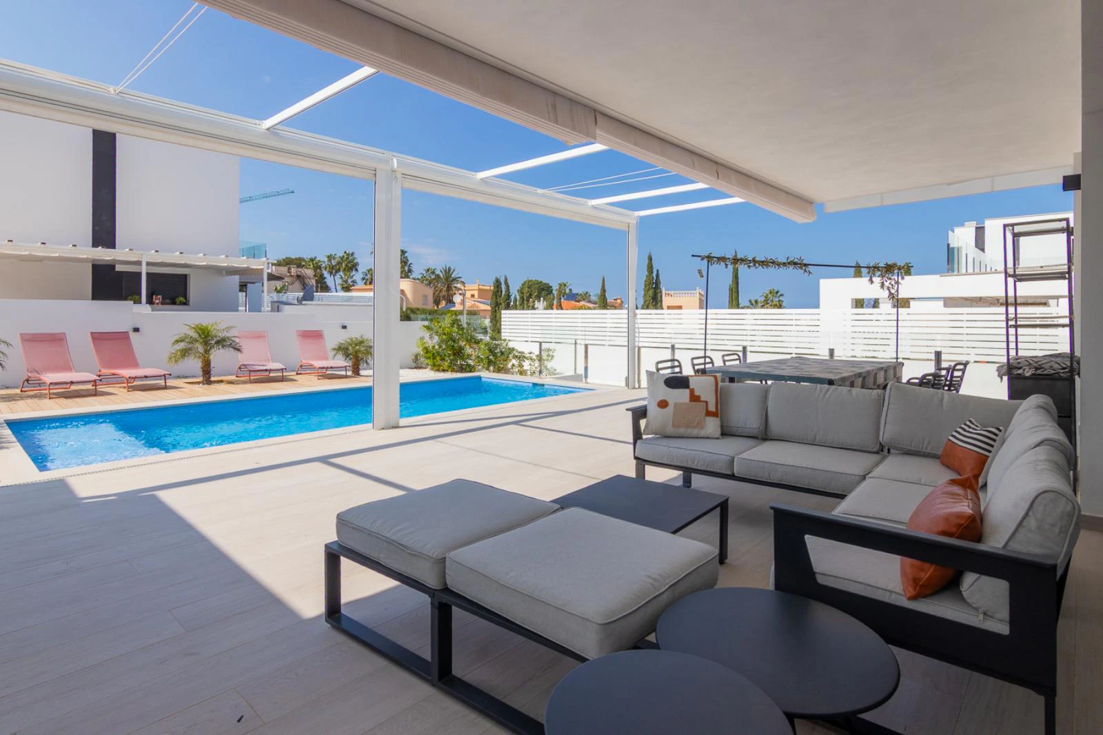 Villa moderna con vistas al mar y montaña en Denia