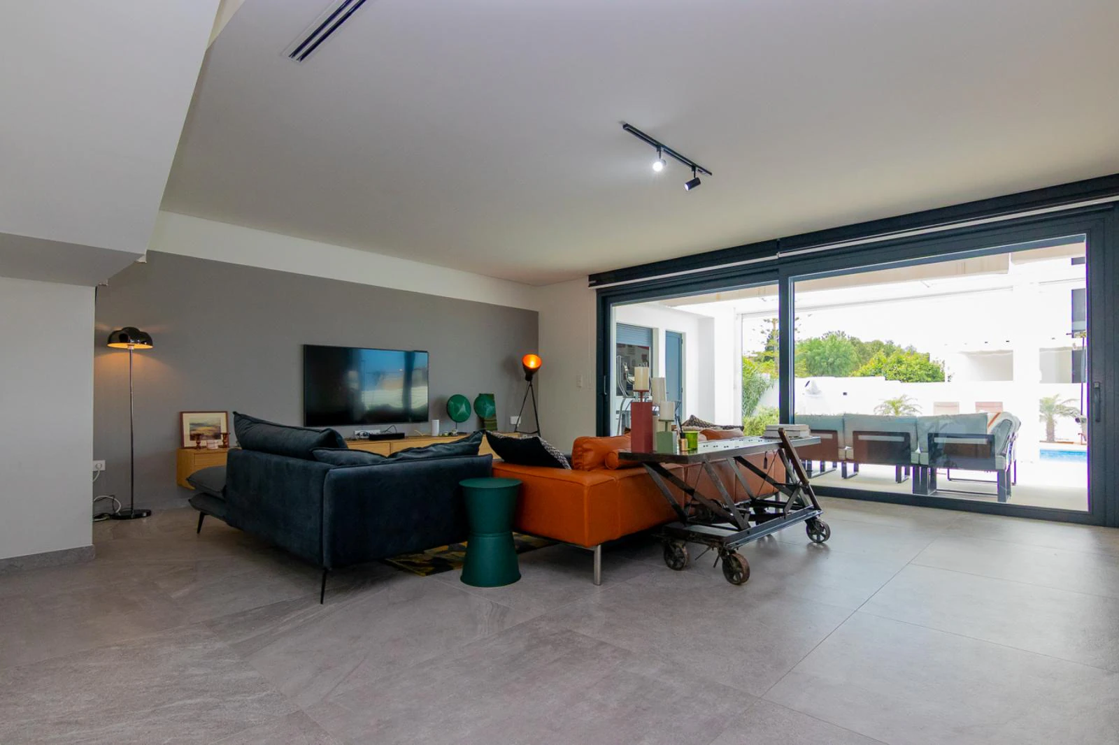 Villa moderna con vistas al mar y montaña en Denia