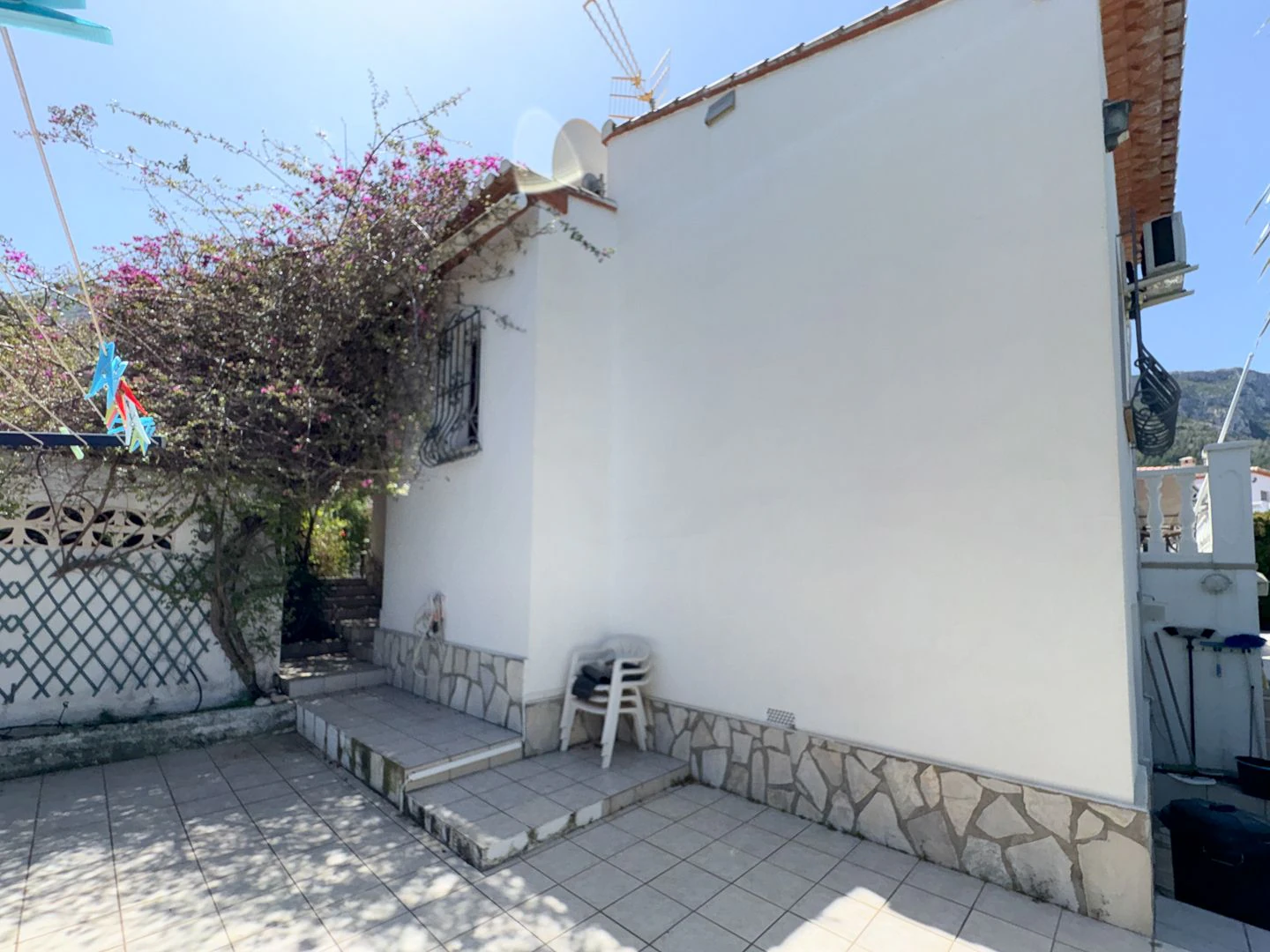 Villa Exclusiva en Dénia: Un Balcón al Mediterráneo y la Historia.