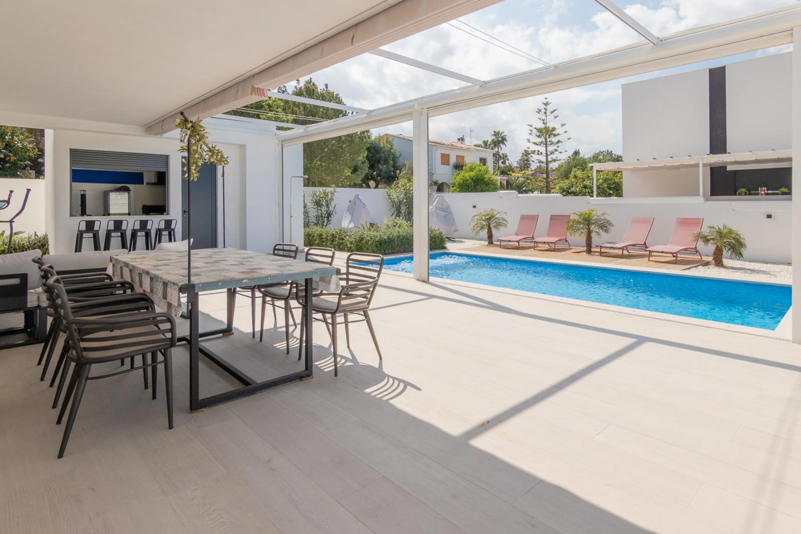 Villa moderna con vistas al mar y montaña en Denia