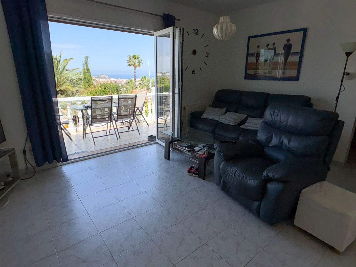 Villa Exclusiva en Dénia: Un Balcón al Mediterráneo y la Historia.
