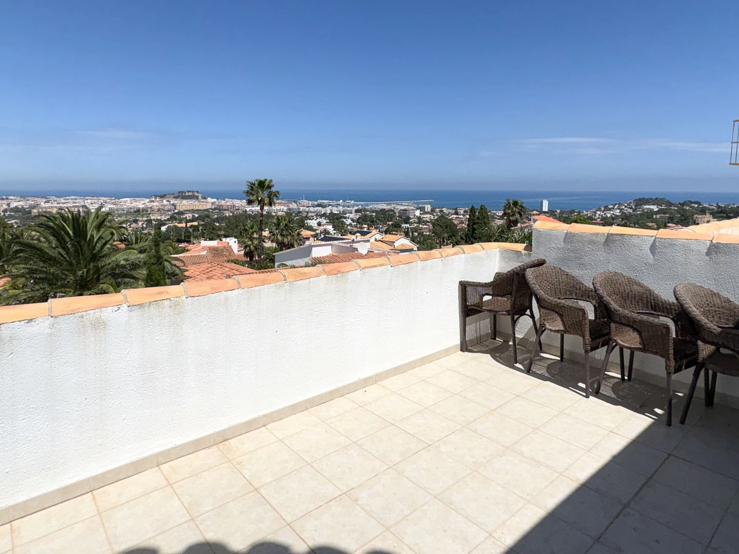 Villa Exclusiva en Dénia: Un Balcón al Mediterráneo y la Historia.