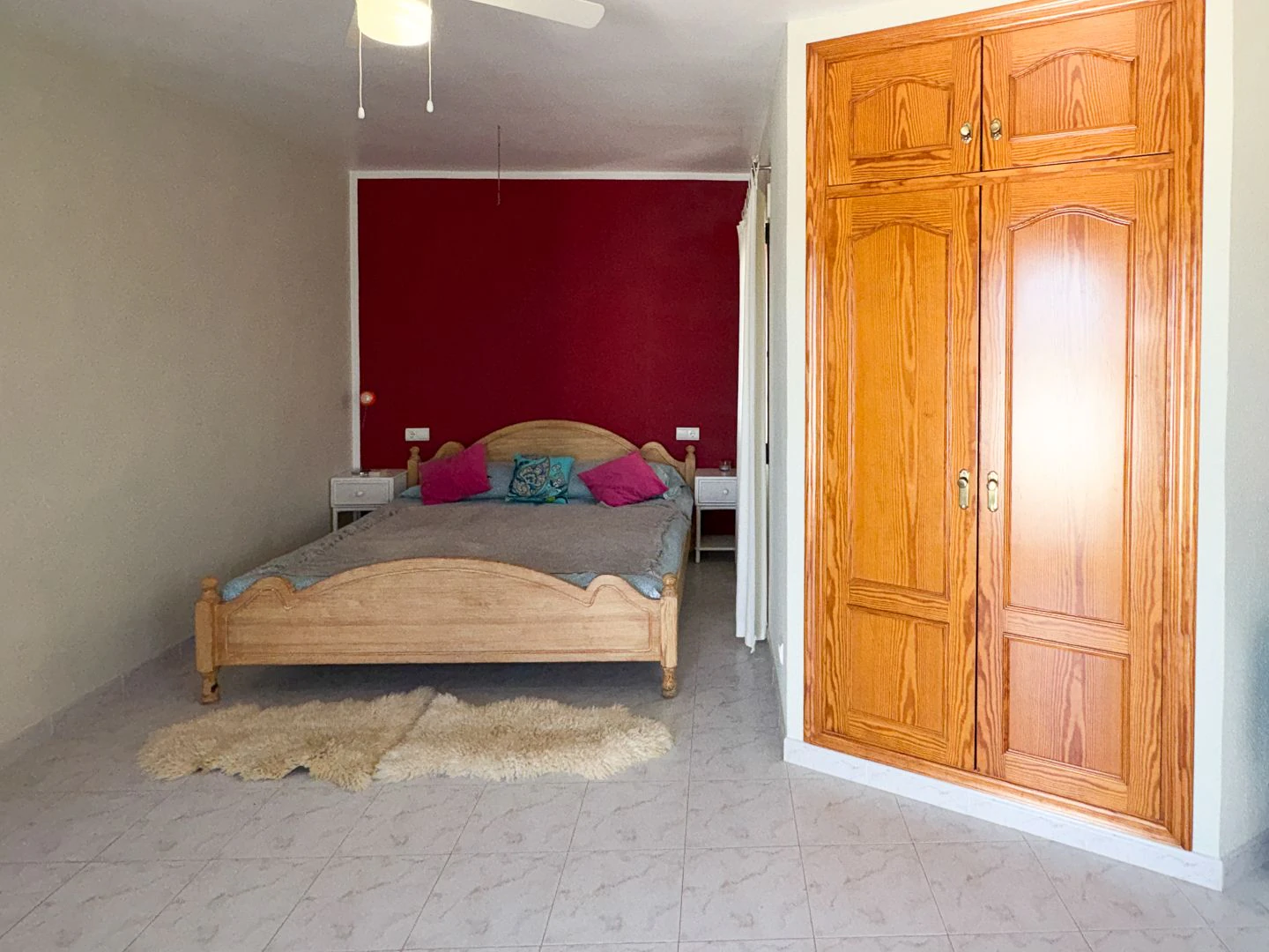 Villa Exclusiva en Dénia: Un Balcón al Mediterráneo y la Historia.