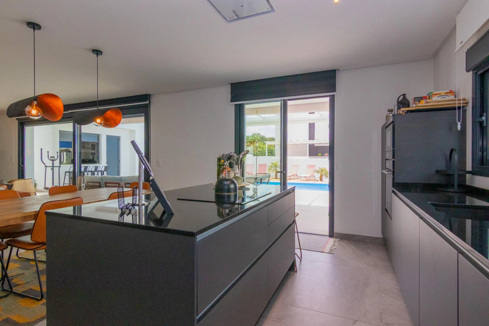 Villa moderna con vistas al mar y montaña en Denia