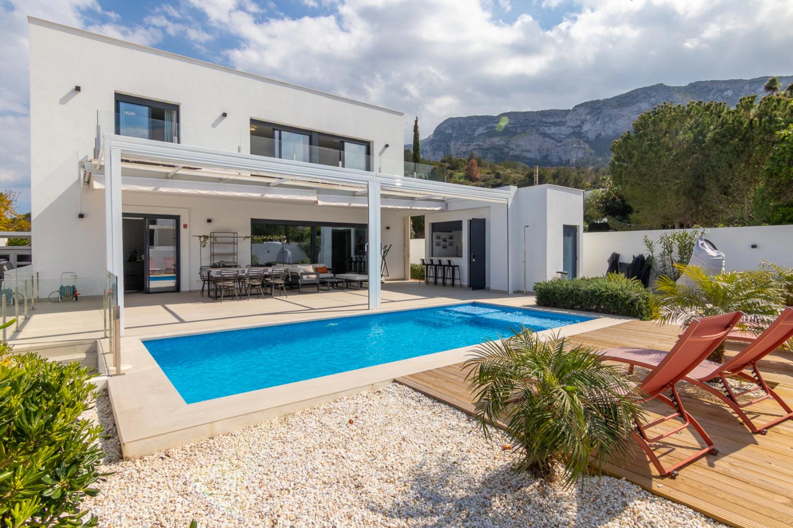 Villa moderna con vistas al mar y montaña en Denia