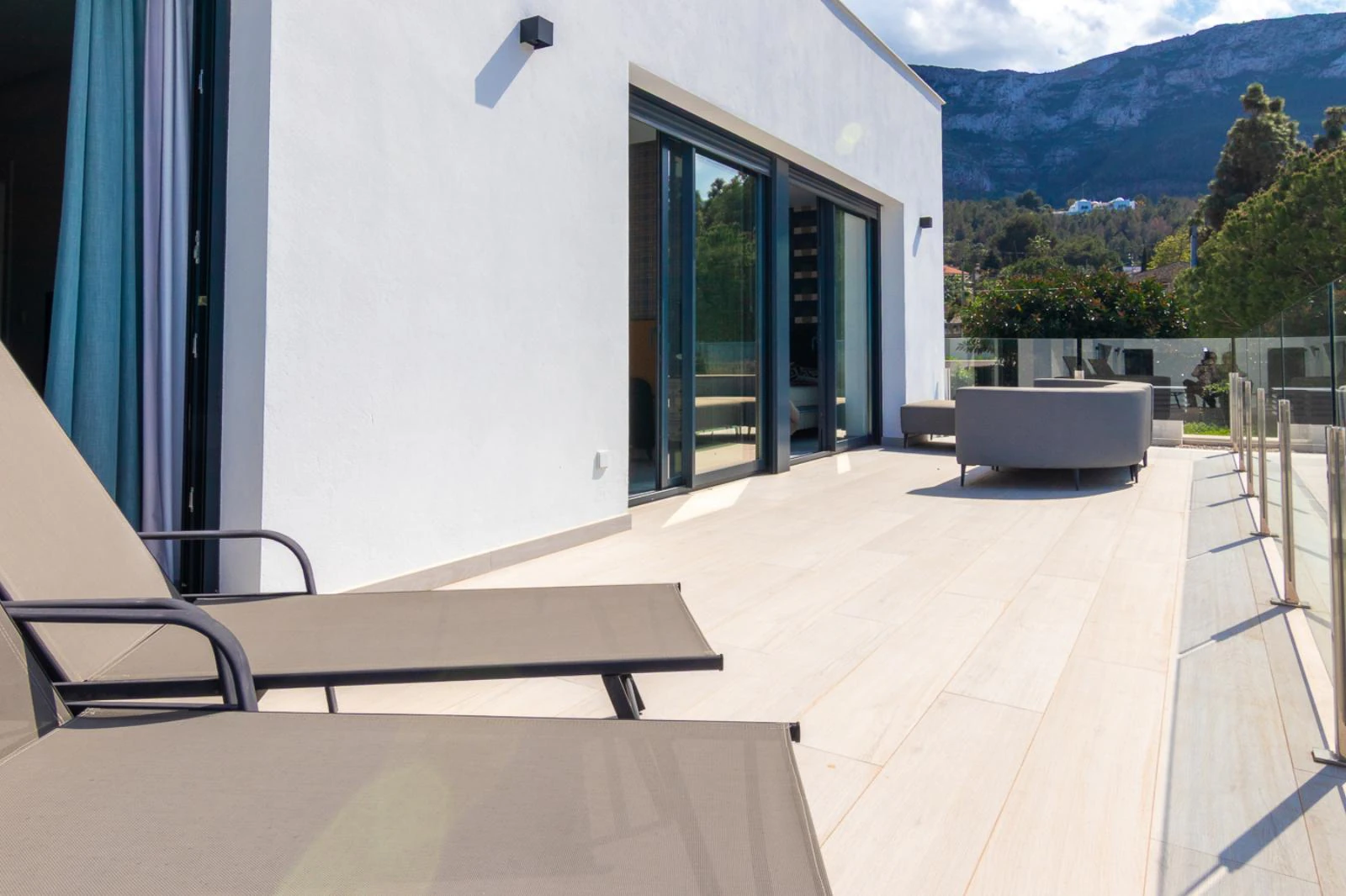 Villa moderna con vistas al mar y montaña en Denia