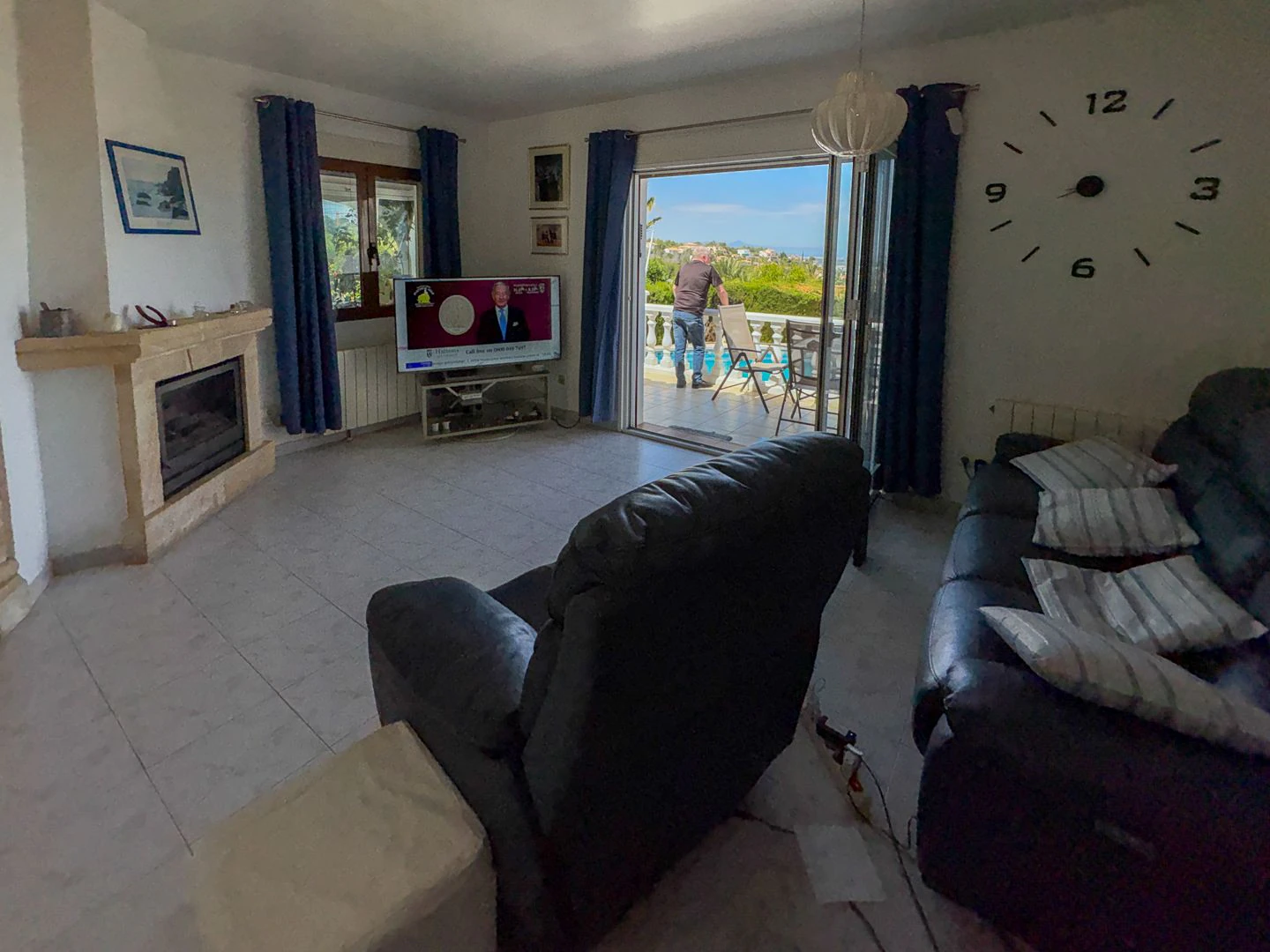Villa Exclusiva en Dénia: Un Balcón al Mediterráneo y la Historia.