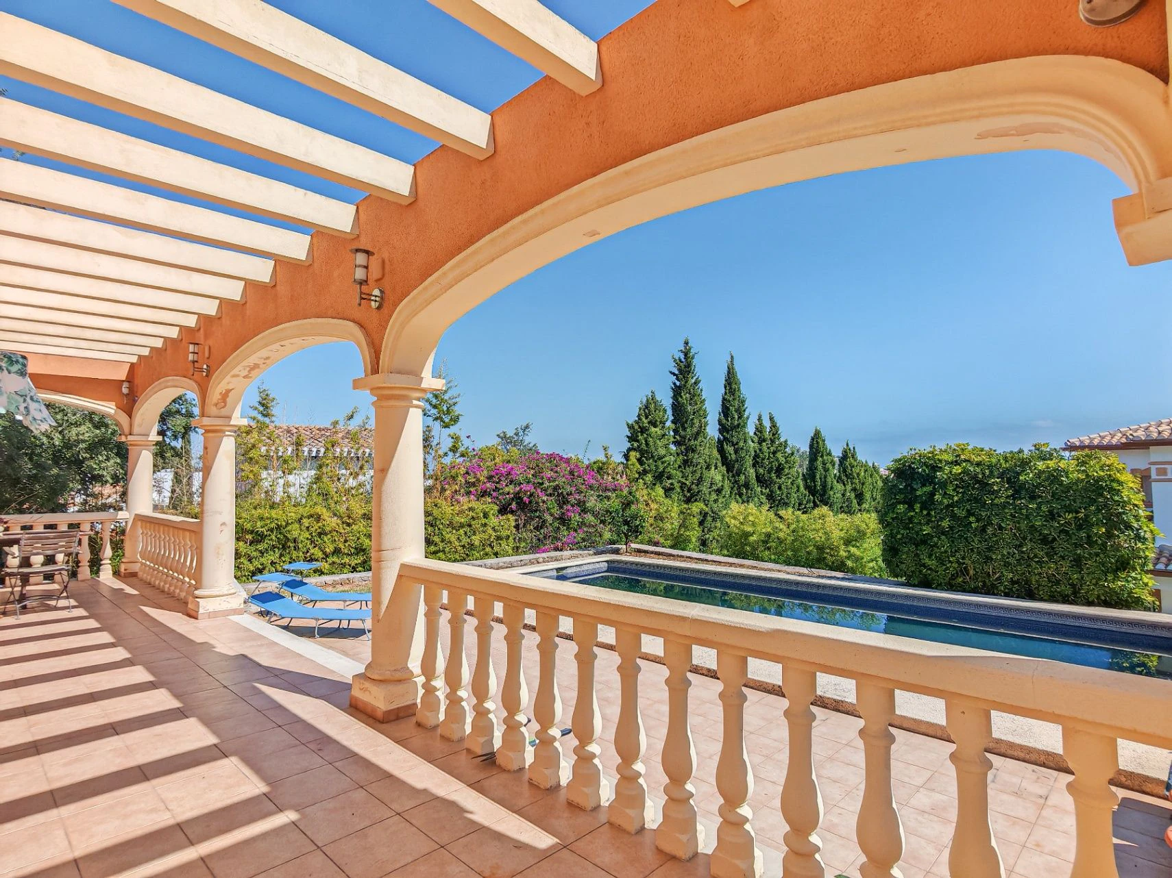 Gran chalet/villa en venta  muy   amplia  con piscina privada  en Denia