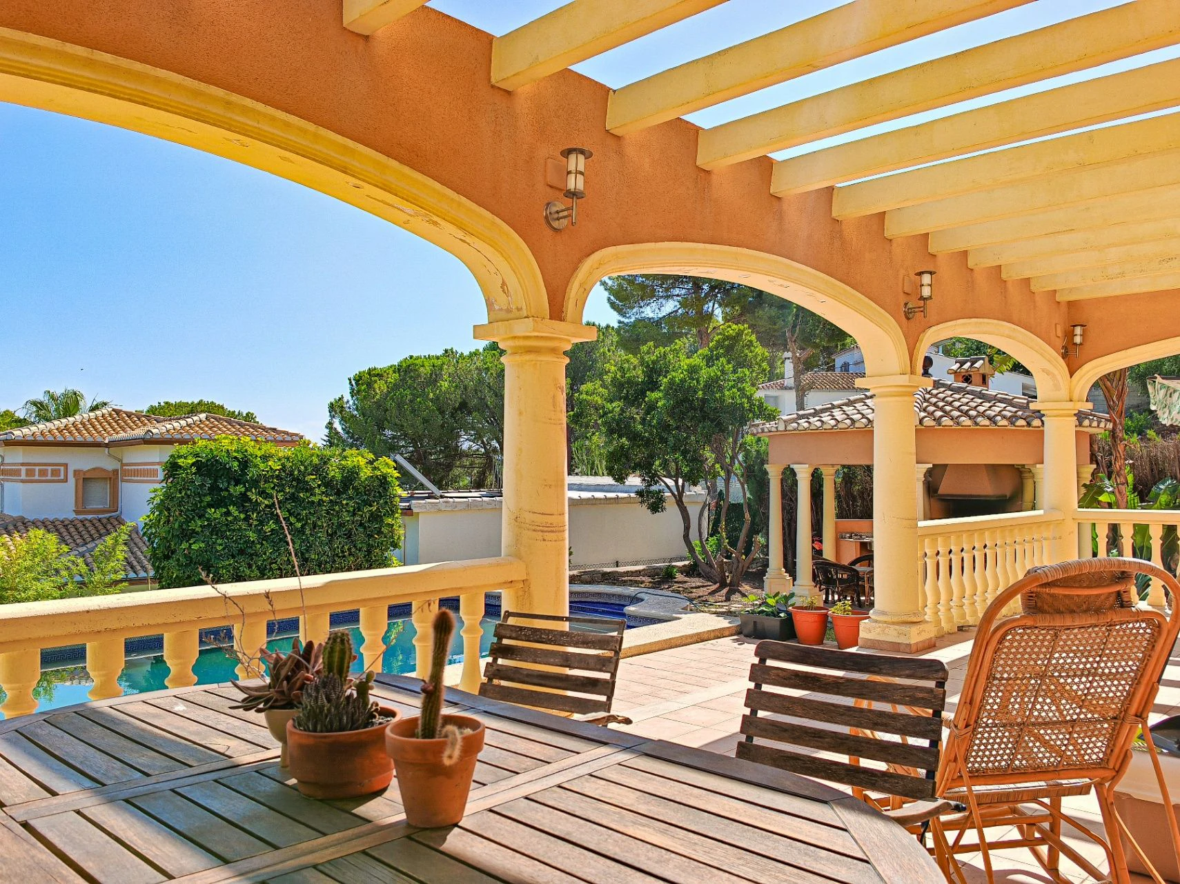Gran chalet/villa en venta  muy   amplia  con piscina privada  en Denia