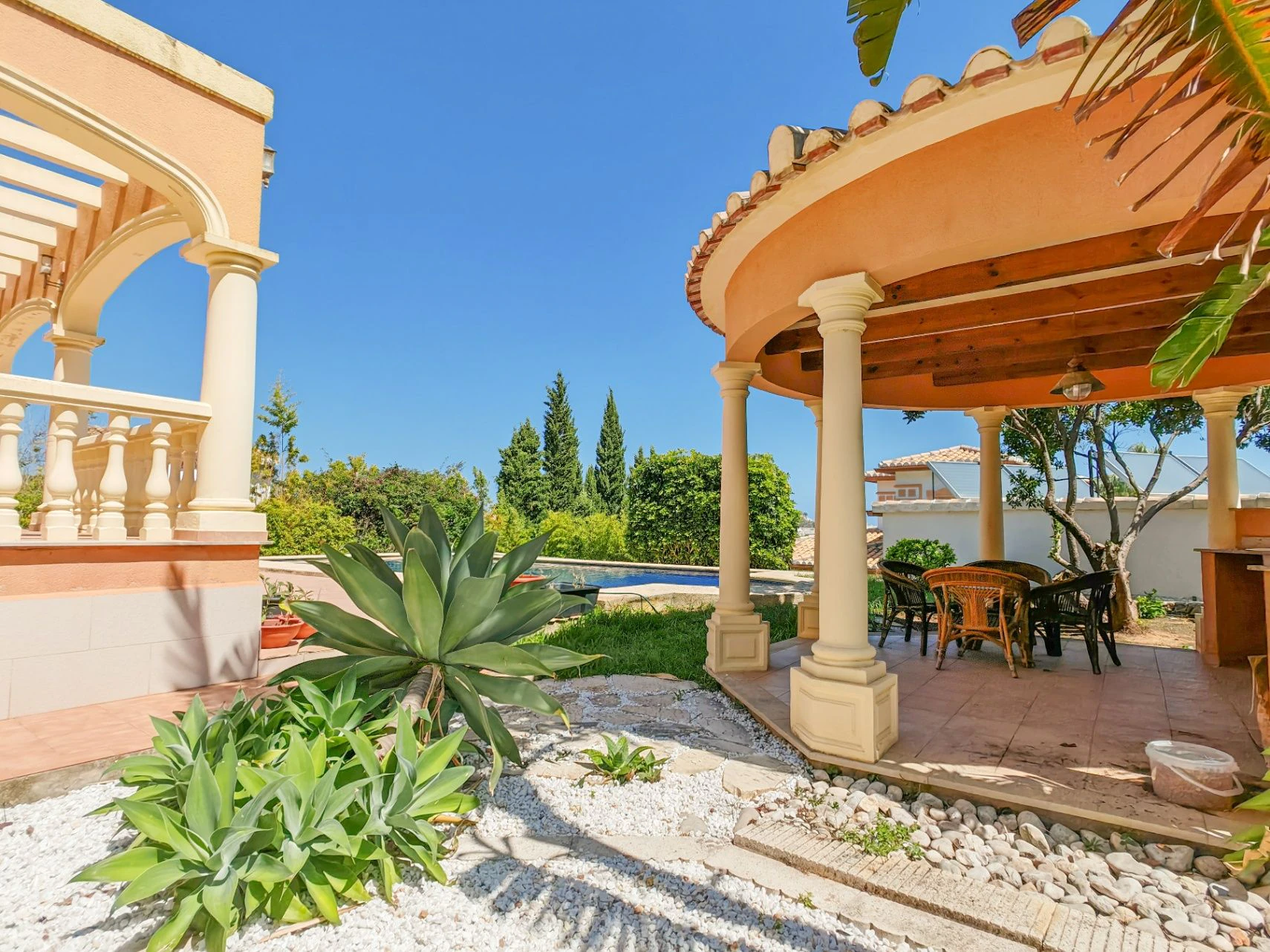 Gran chalet/villa en venta  muy   amplia  con piscina privada  en Denia