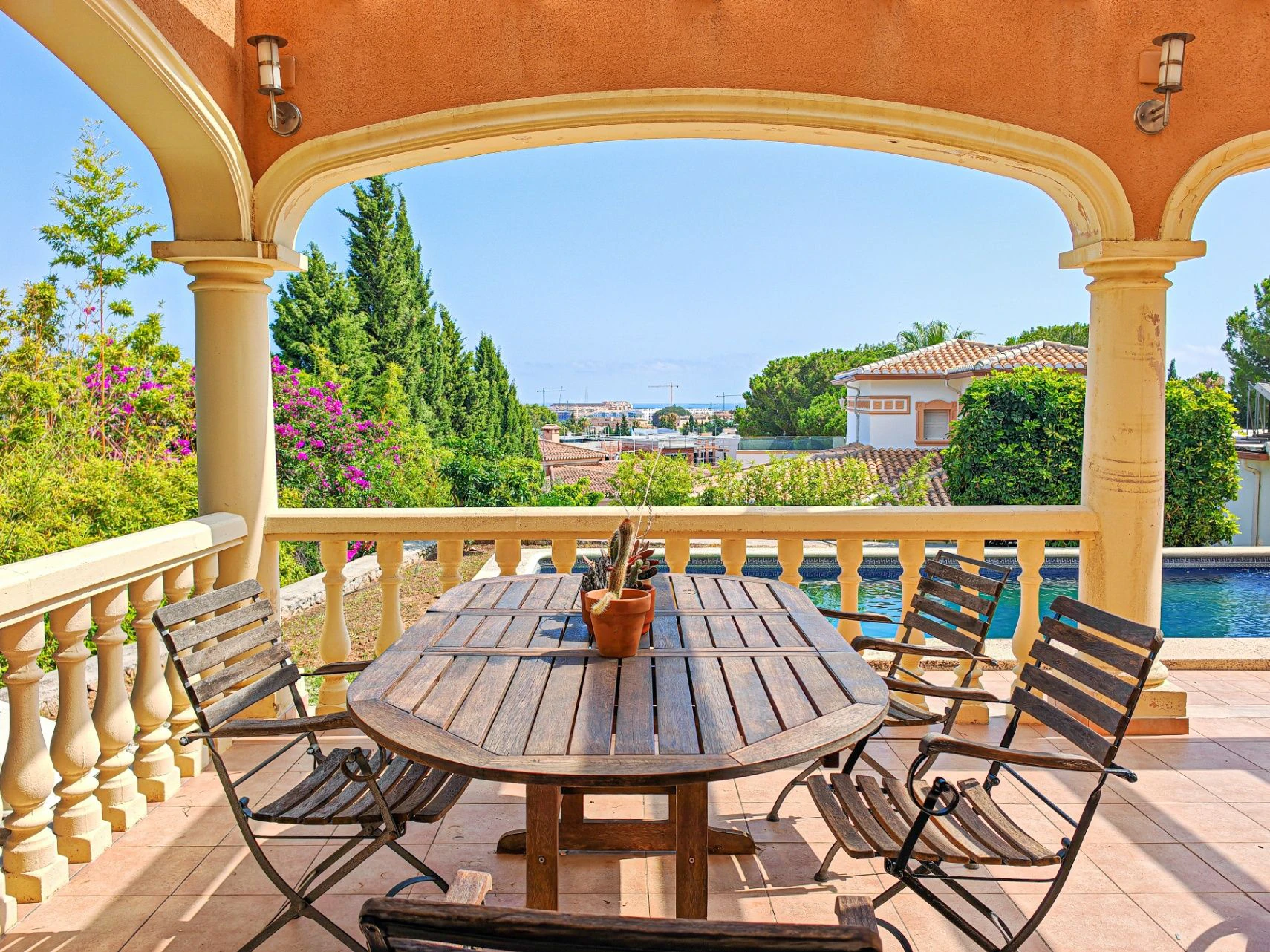 Gran chalet/villa en venta  muy   amplia  con piscina privada  en Denia