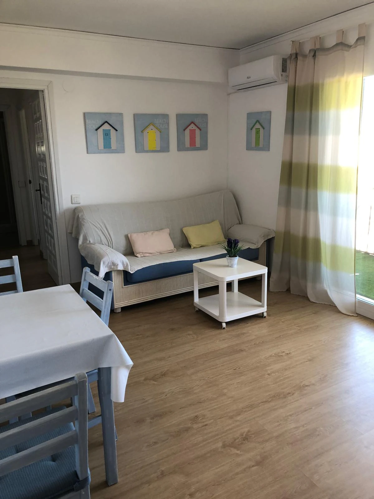 Apartamento tipo ático en tercera y última planta con vistas al mar.