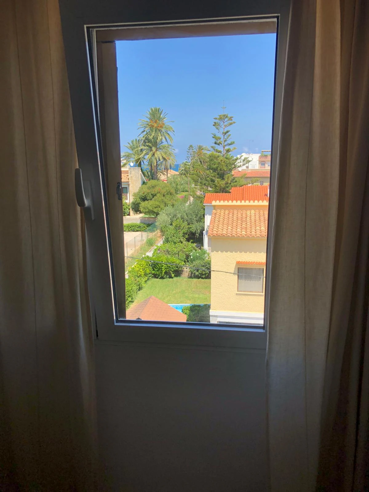 Apartamento tipo ático en tercera y última planta con vistas al mar.