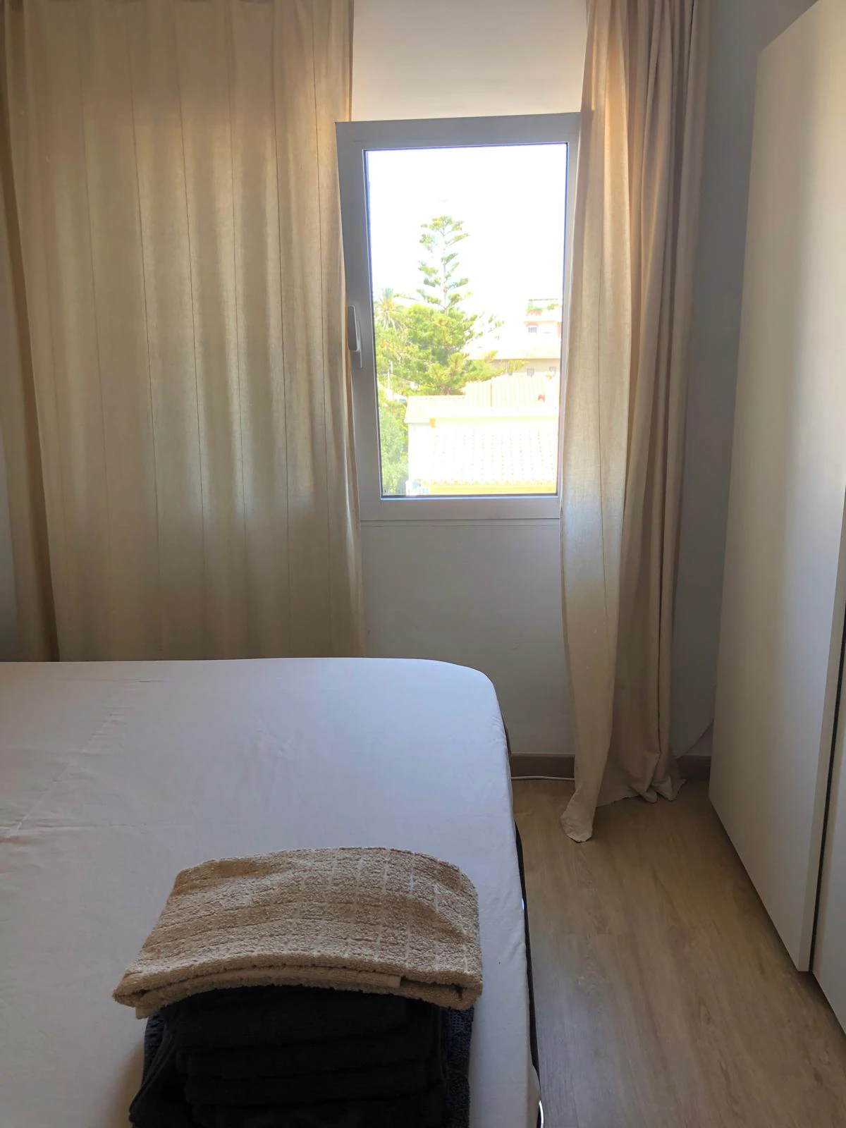 Apartamento tipo ático en tercera y última planta con vistas al mar.