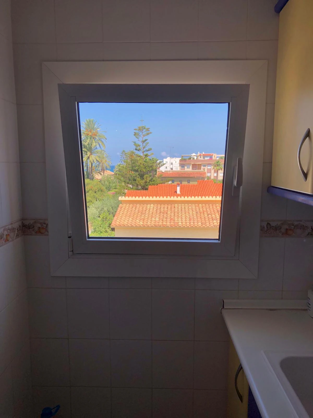 Apartamento tipo ático en tercera y última planta con vistas al mar.