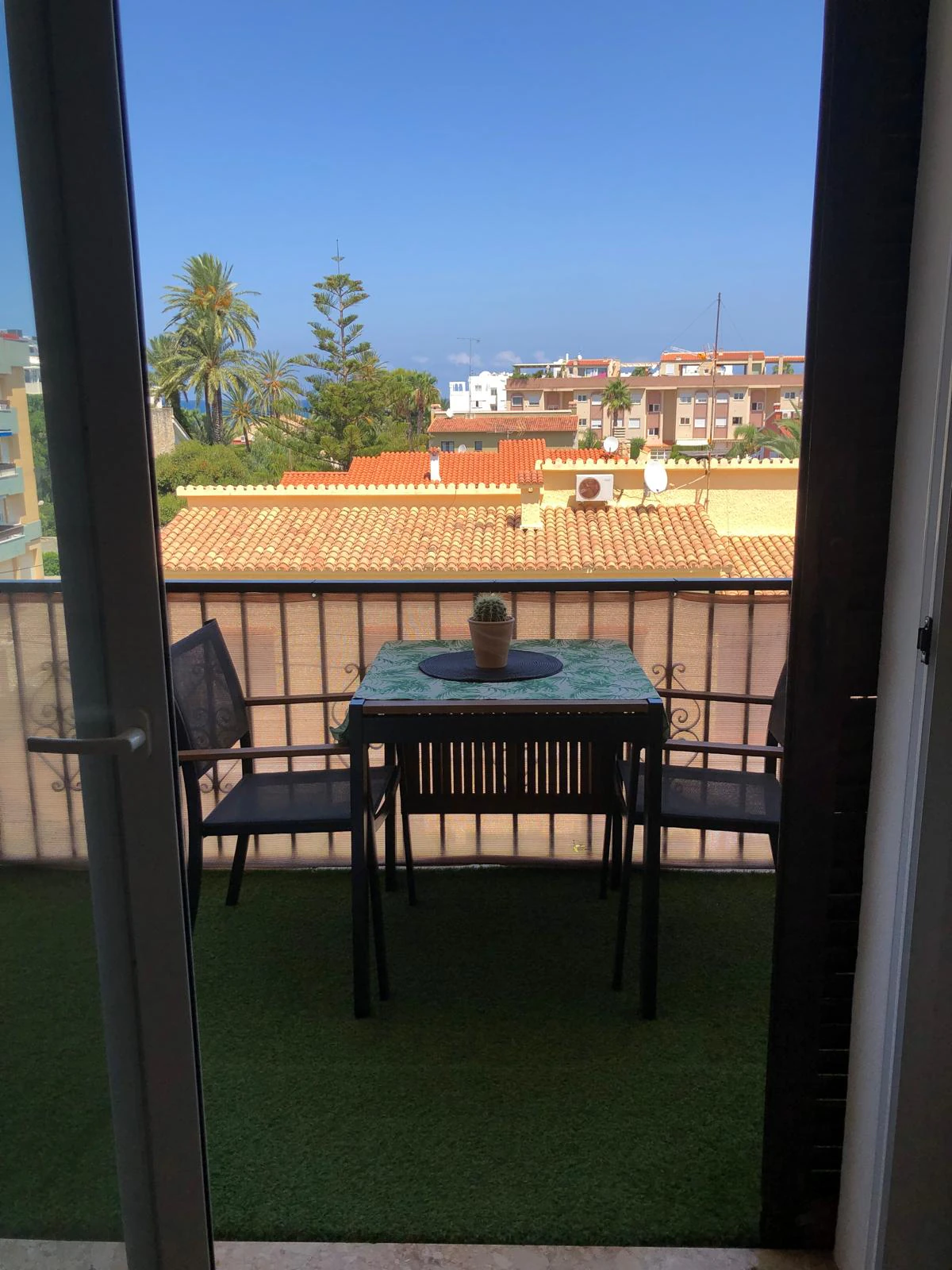 Apartamento tipo ático en tercera y última planta con vistas al mar.