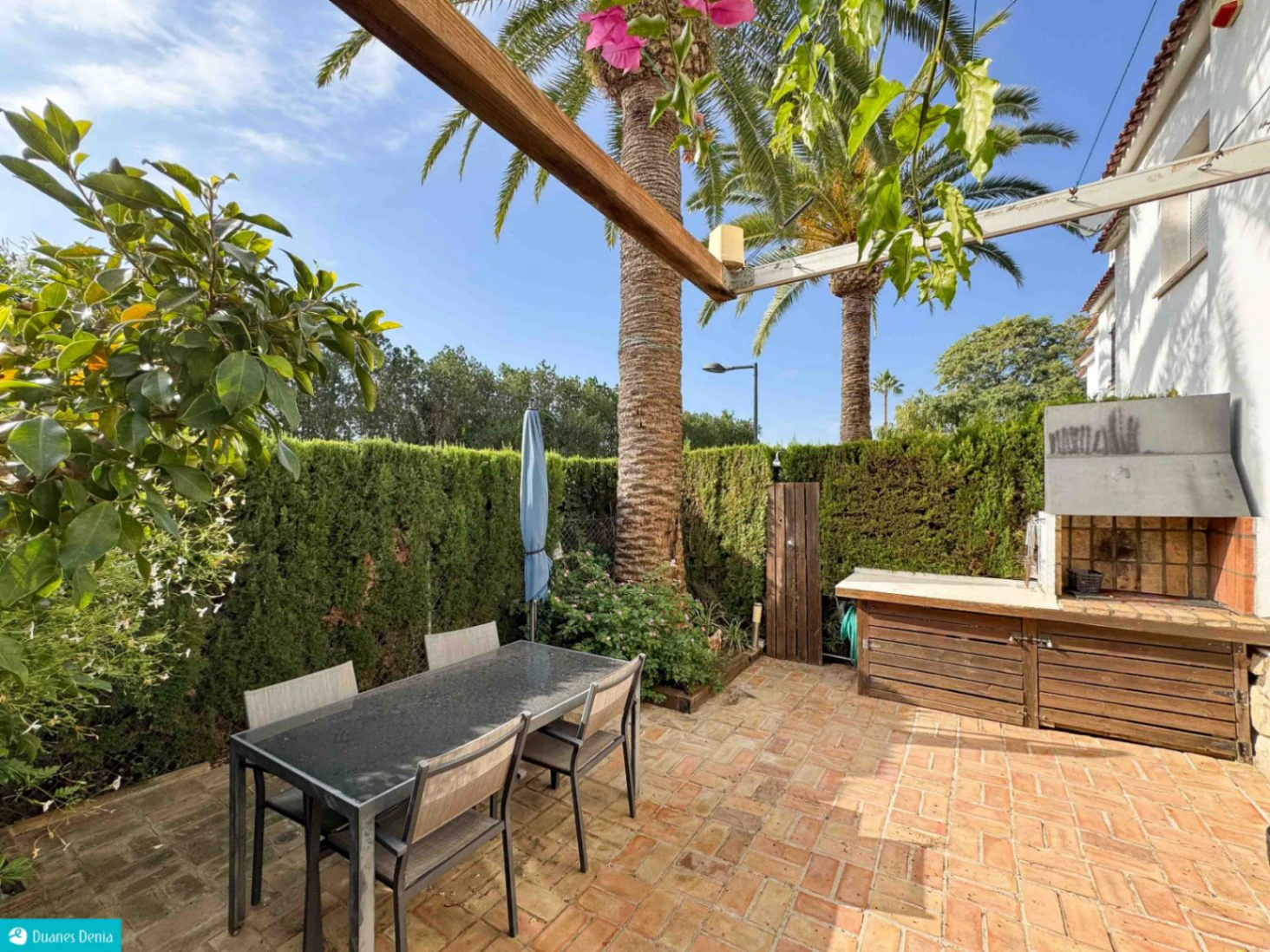 ADOSADO DUPLEX CON JARDÍN PRIVADO