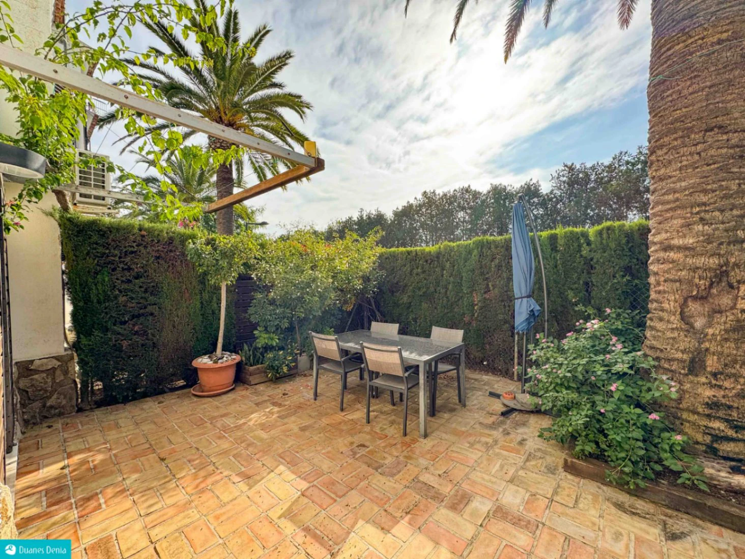 ADOSADO DUPLEX CON JARDÍN PRIVADO