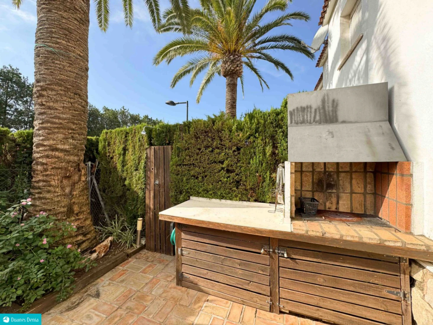 ADOSADO DUPLEX CON JARDÍN PRIVADO