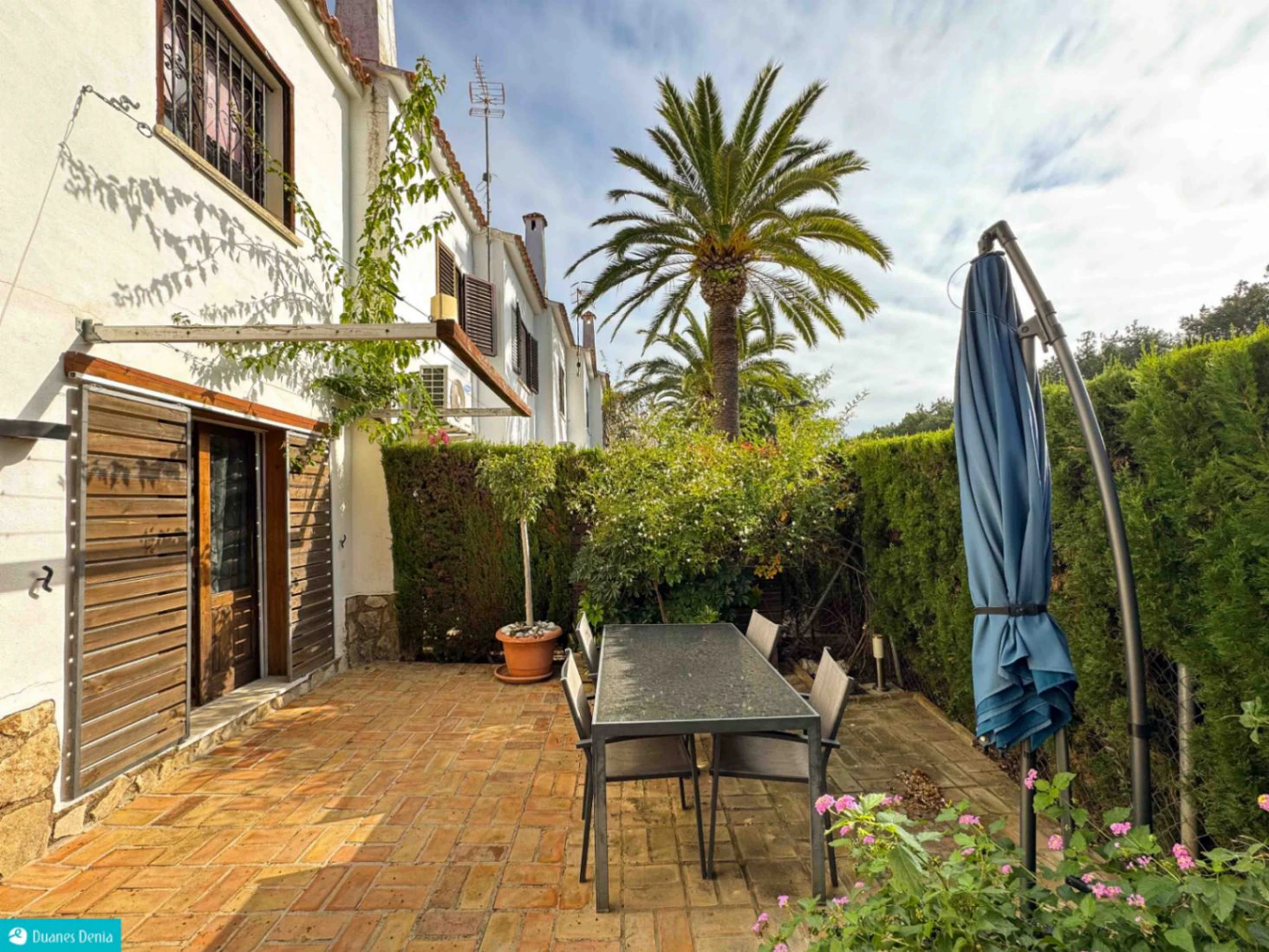 ADOSADO DUPLEX CON JARDÍN PRIVADO