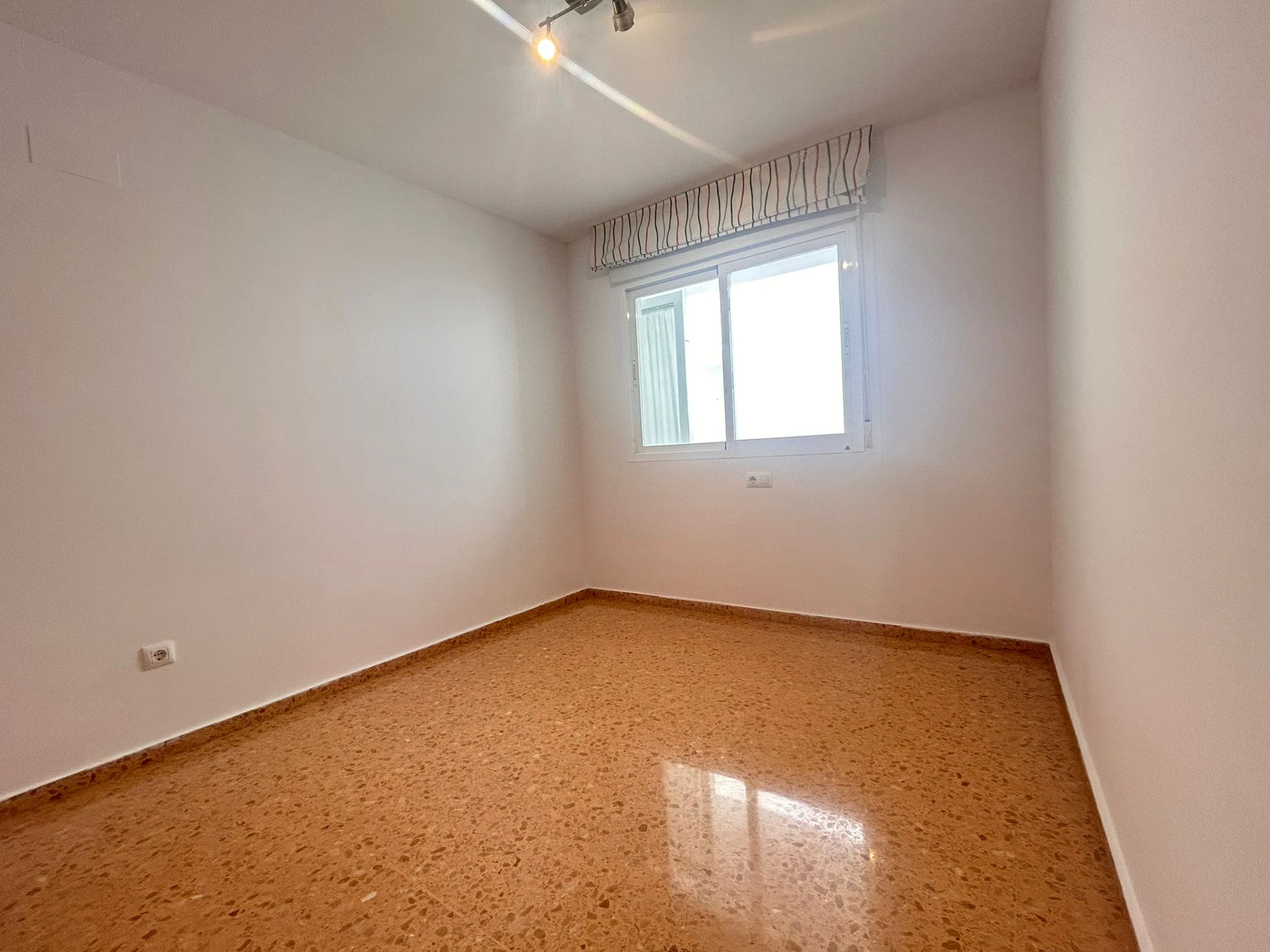 Piso de tres dormitorios con garaje  y trastero en el centro de Ondara.