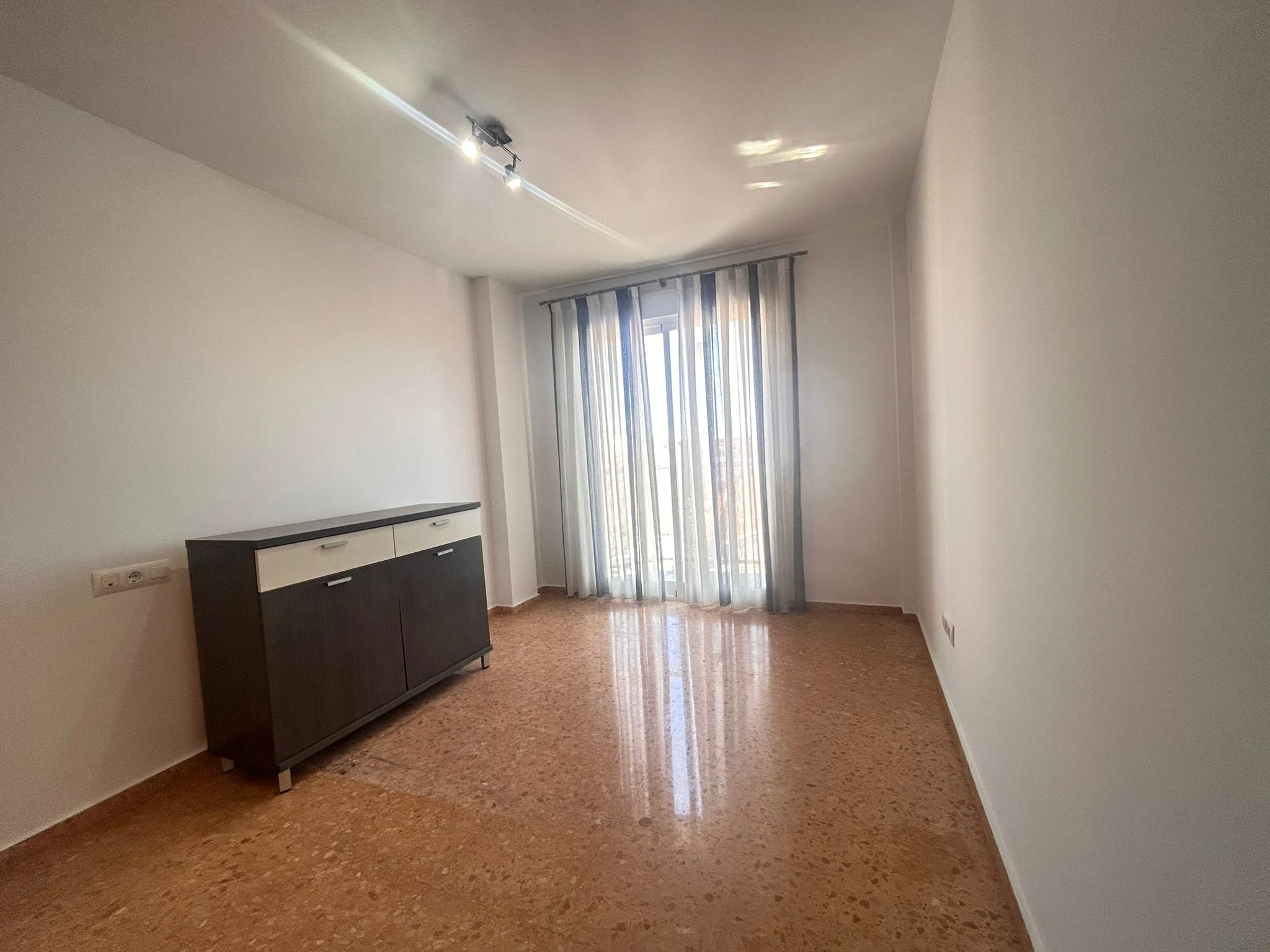 Piso de tres dormitorios con garaje  y trastero en el centro de Ondara.