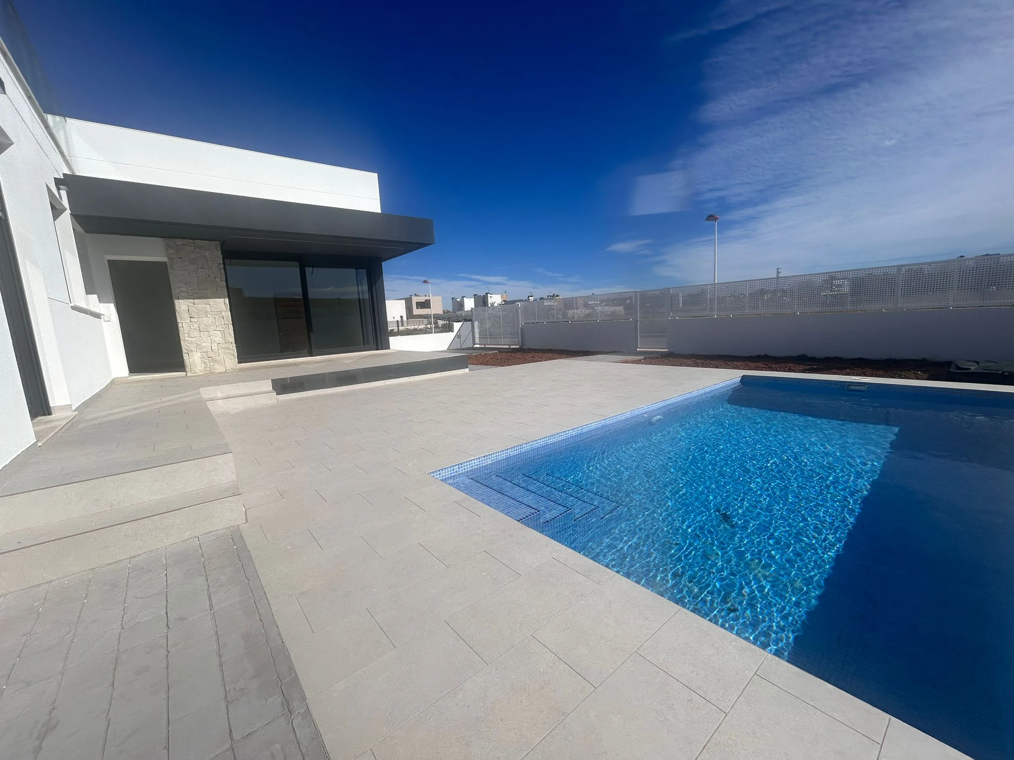 Cuatro viviendas unifamiliares con piscina privada, acabadas y llave en mano.