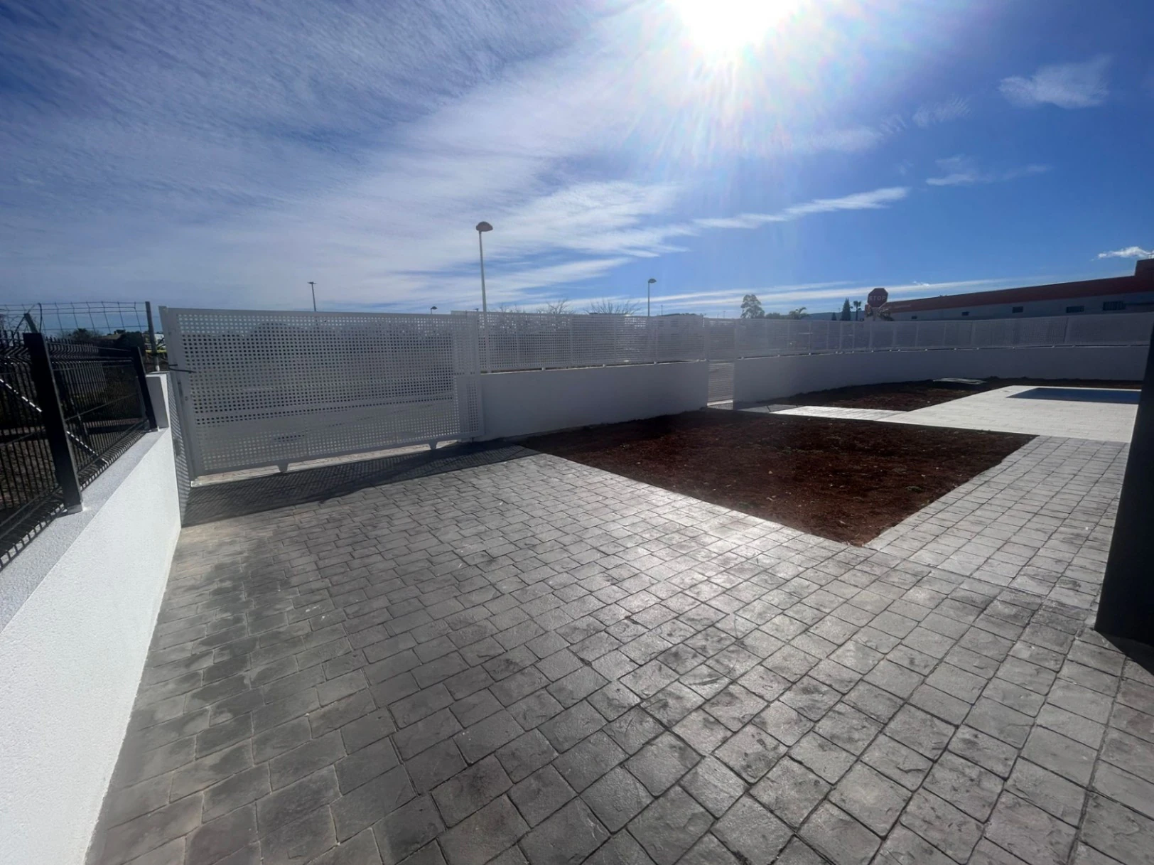 Cuatro viviendas unifamiliares con piscina privada, acabadas y llave en mano.