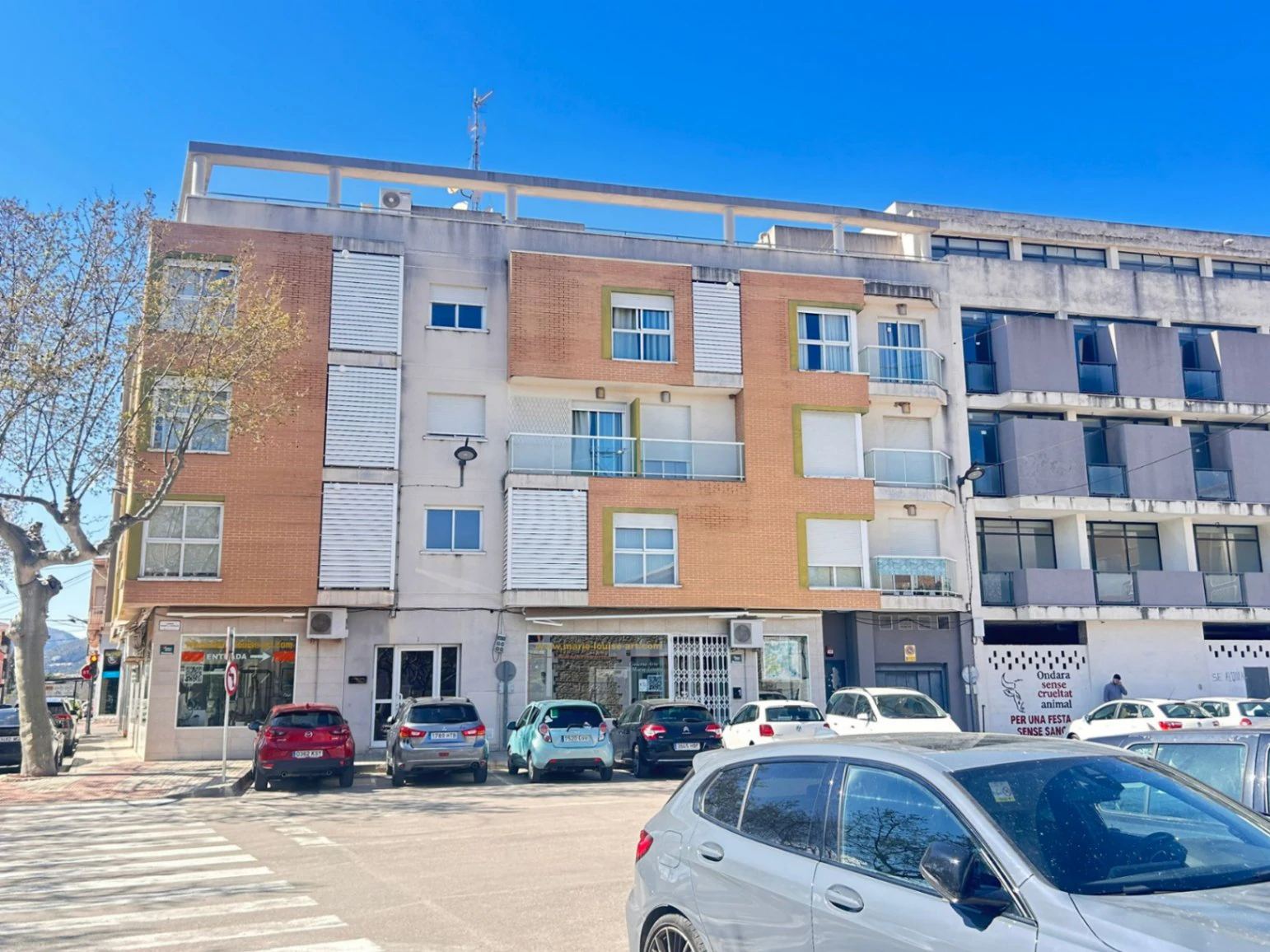 Piso de tres dormitorios con garaje  y trastero en el centro de Ondara.