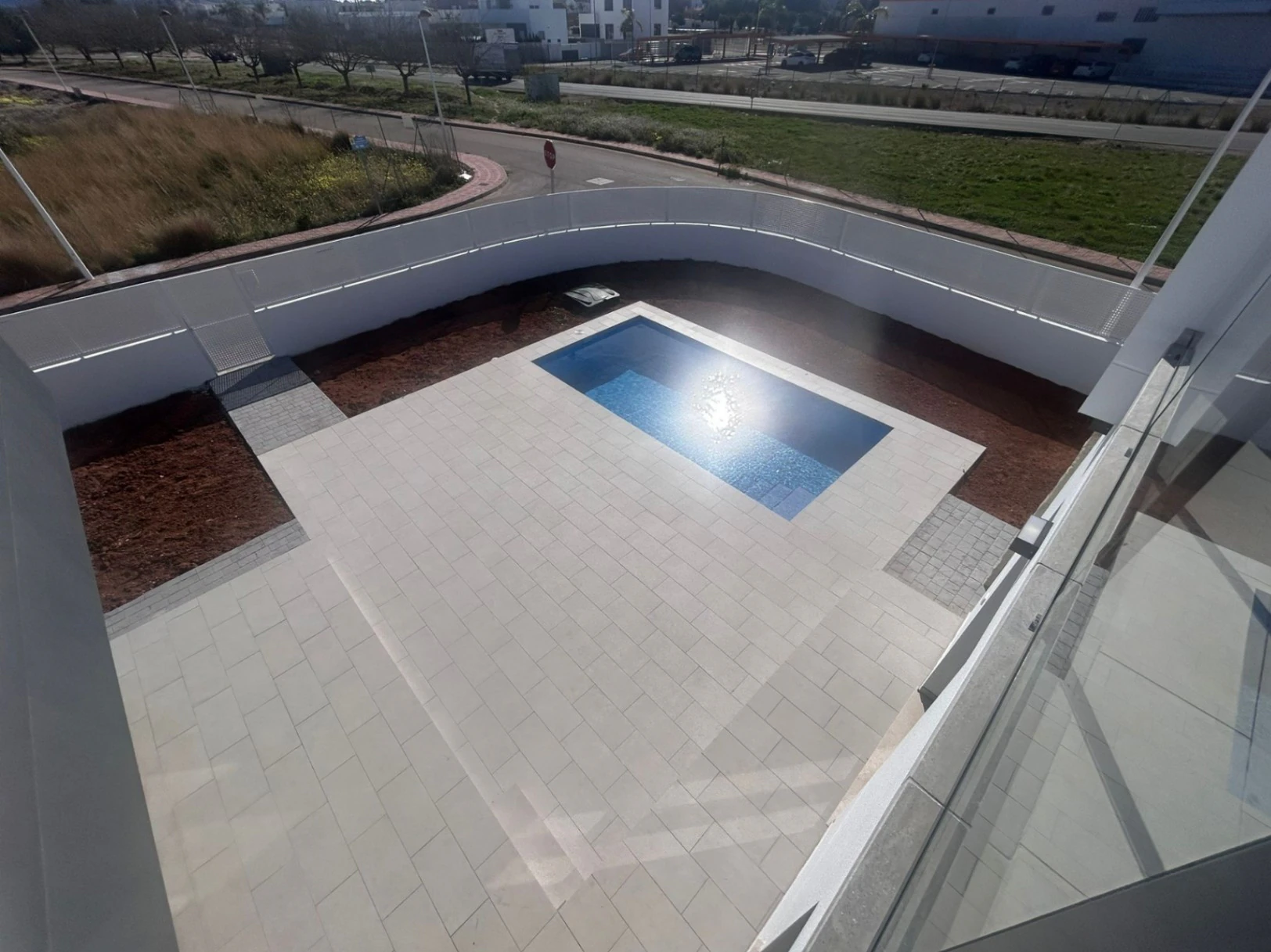 Cuatro viviendas unifamiliares con piscina privada, acabadas y llave en mano.