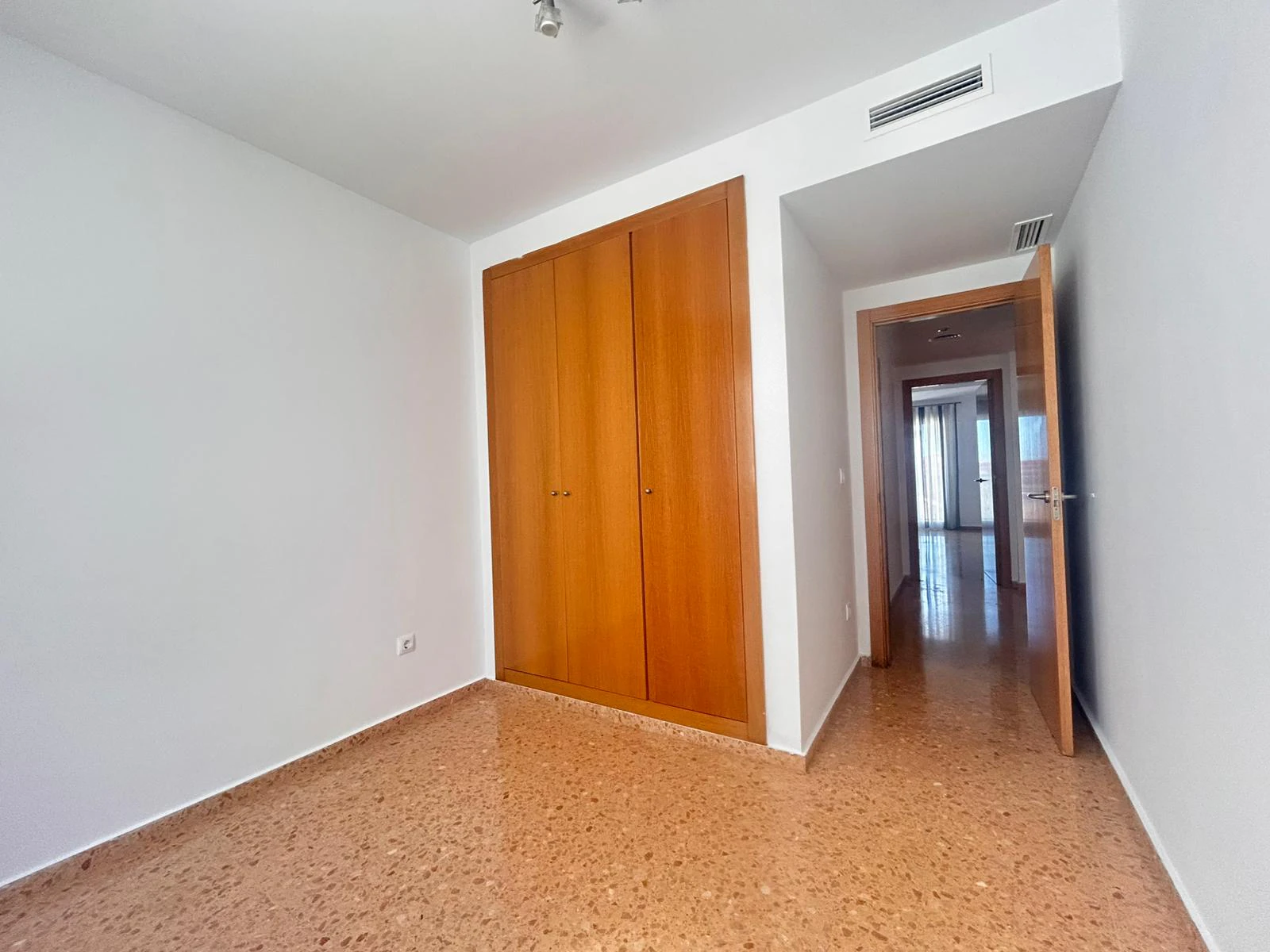 Piso de tres dormitorios con garaje  y trastero en el centro de Ondara.