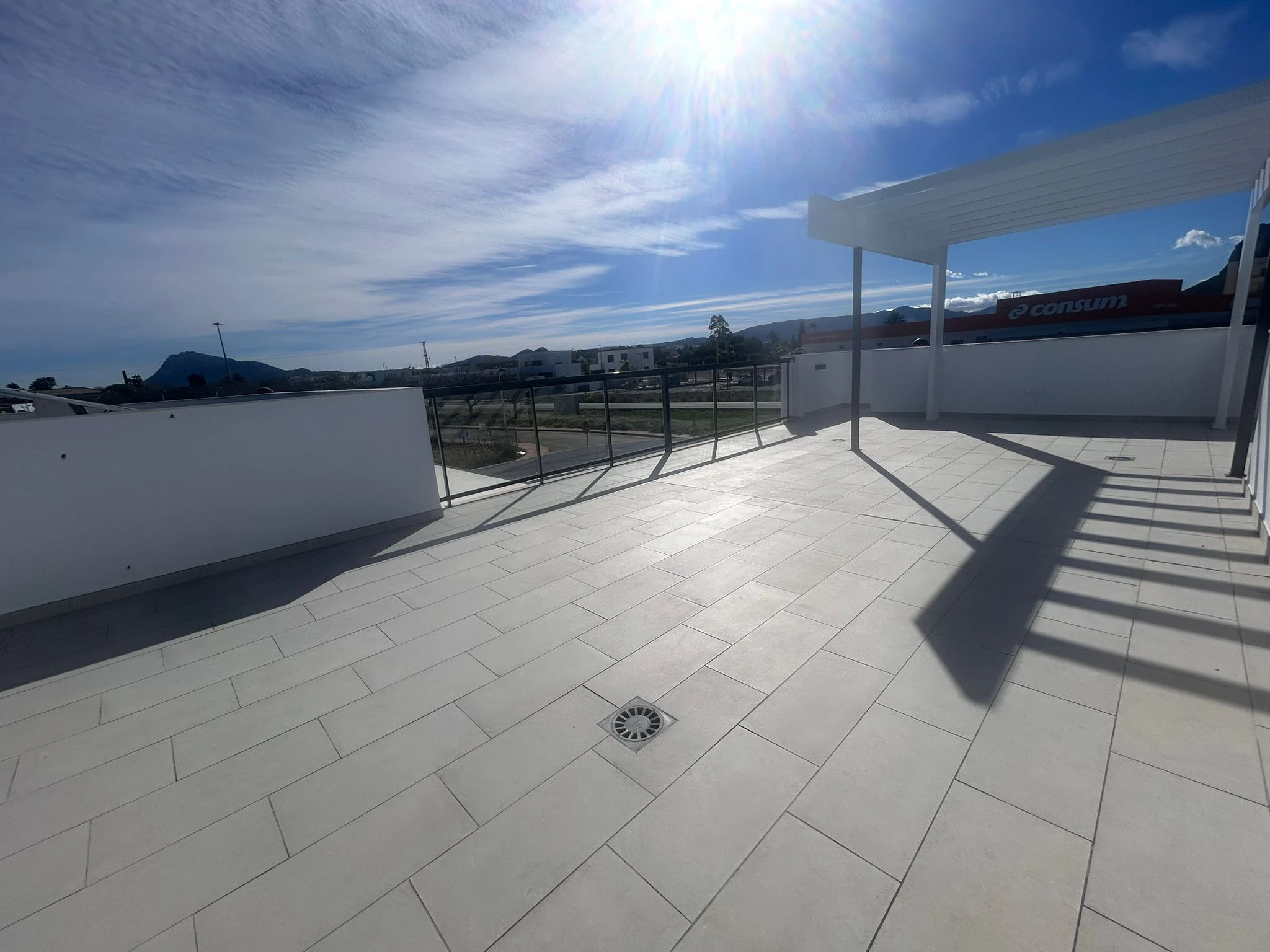 Cuatro viviendas unifamiliares con piscina privada, acabadas y llave en mano.