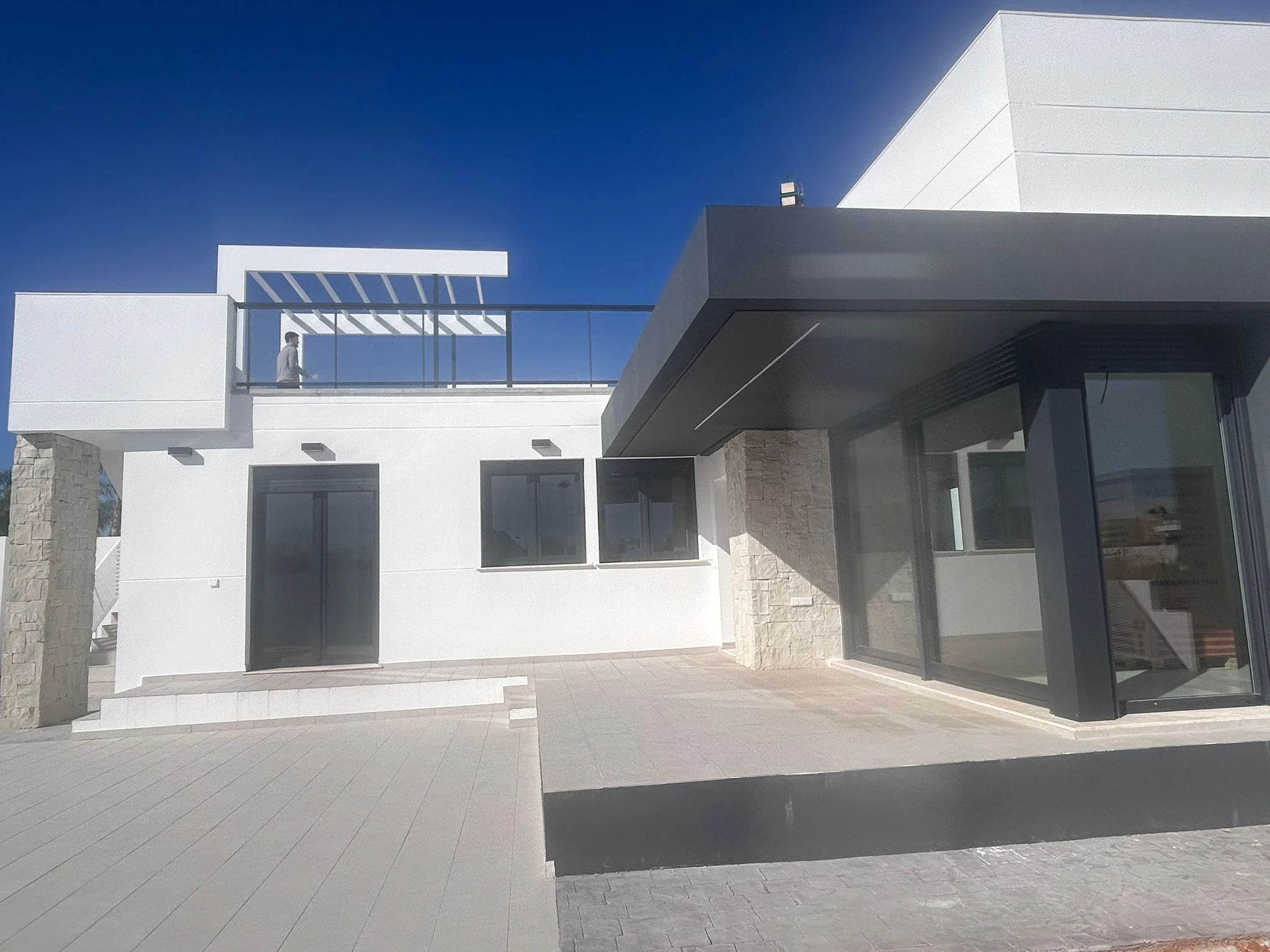 Cuatro viviendas unifamiliares con piscina privada, acabadas y llave en mano.