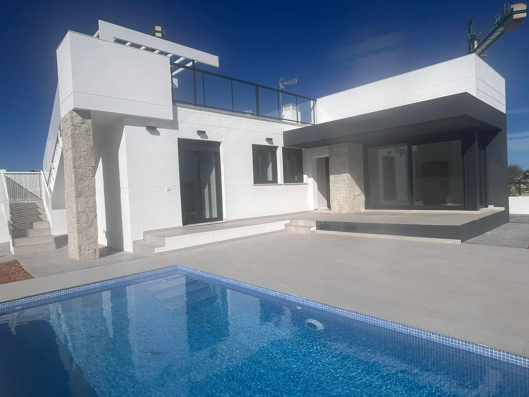 Cuatro viviendas unifamiliares con piscina privada, acabadas y llave en mano.