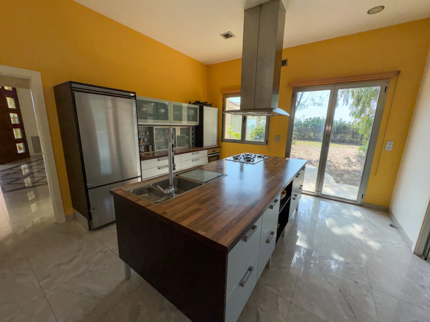 Espectacular Finca de Gran Extensión con Dos Viviendas y Piscina en El Verger.