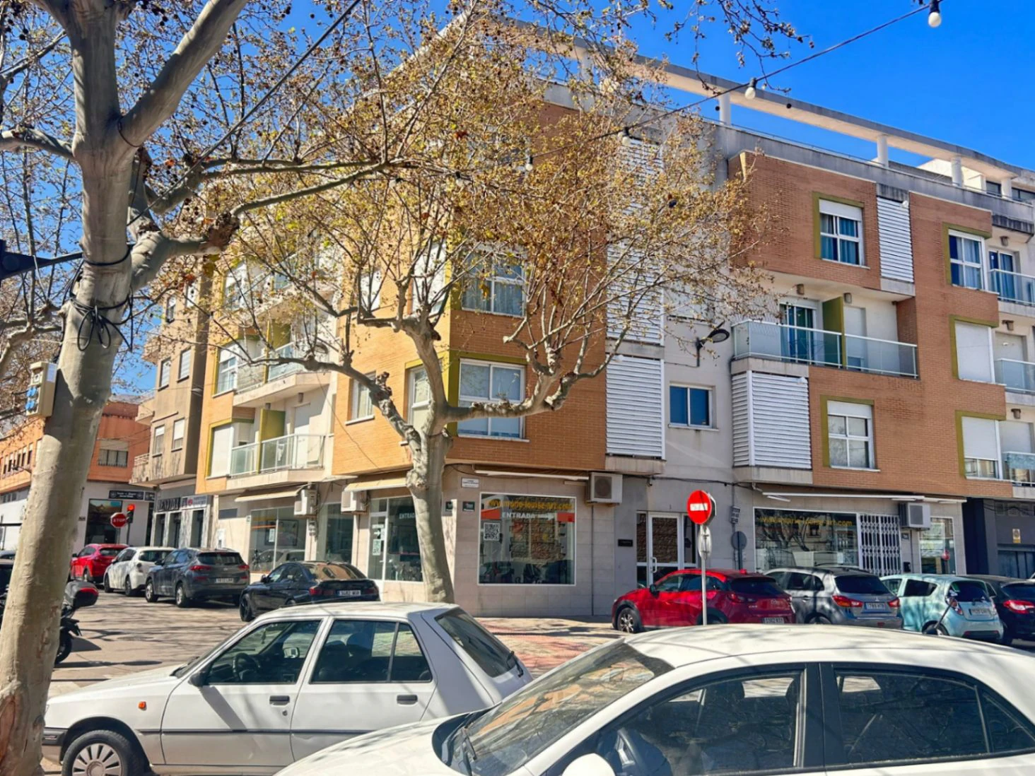 Piso de tres dormitorios con garaje  y trastero en el centro de Ondara.