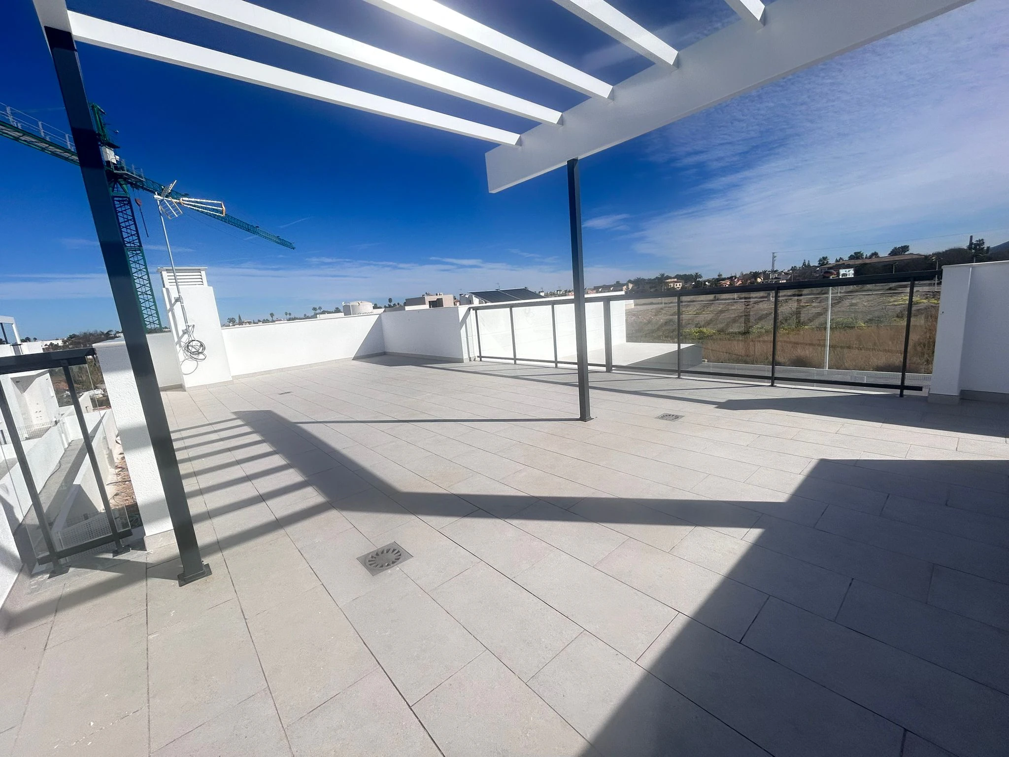 Cuatro viviendas unifamiliares con piscina privada, acabadas y llave en mano.