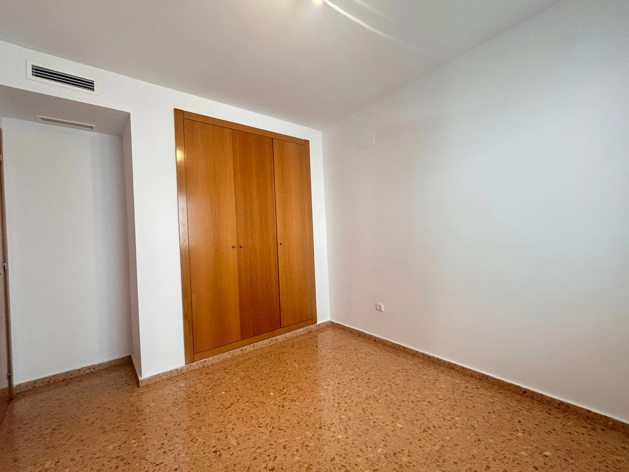 Piso de tres dormitorios con garaje  y trastero en el centro de Ondara.