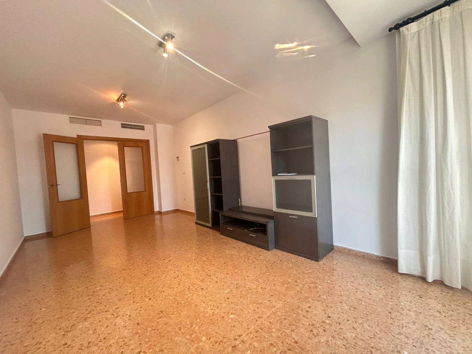 Piso de tres dormitorios con garaje  y trastero en el centro de Ondara.